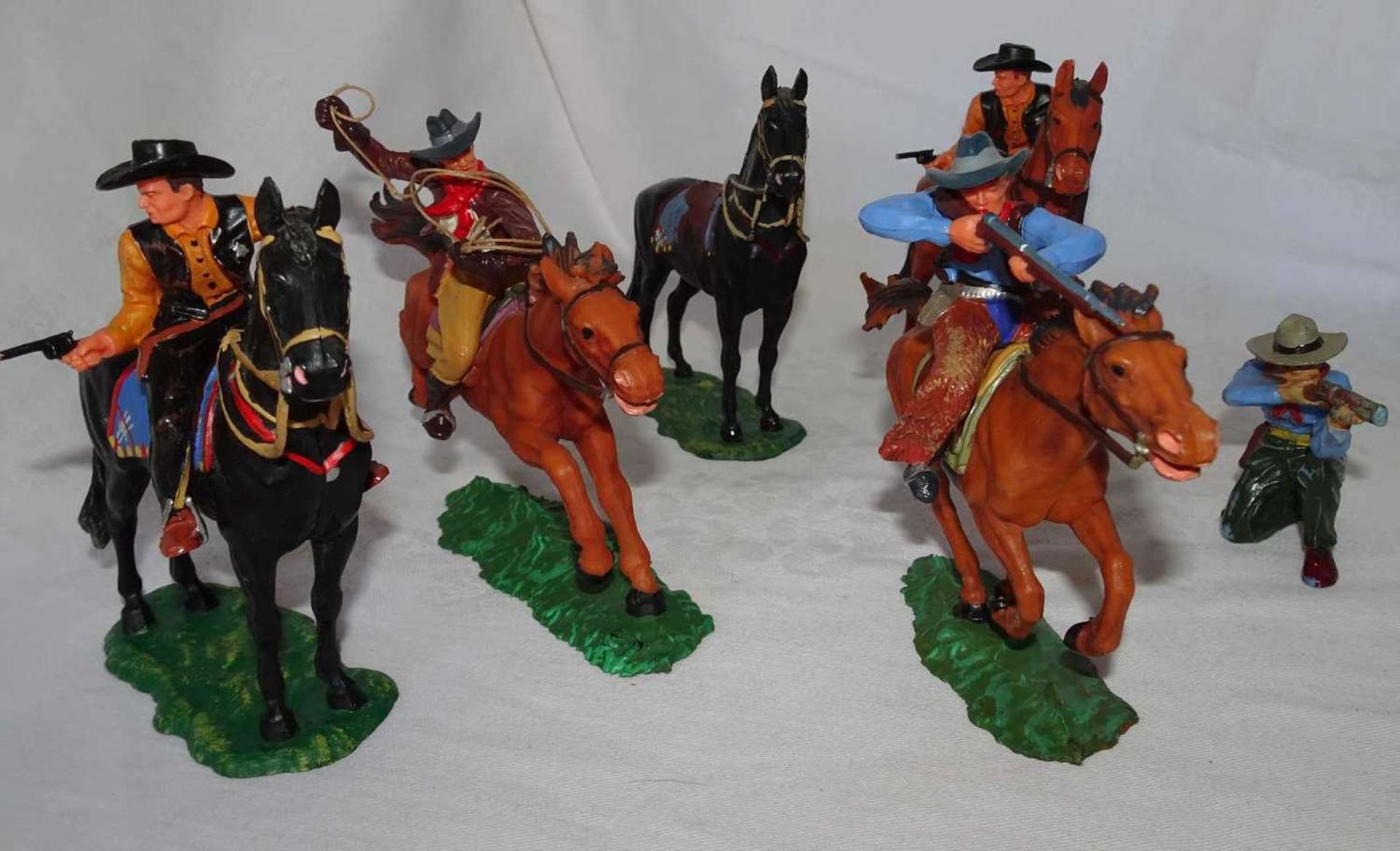 Lot Elastolin figures, plastic, 7 cm series, cowboys, a total of 5 horses, of which 4x mounted. Very