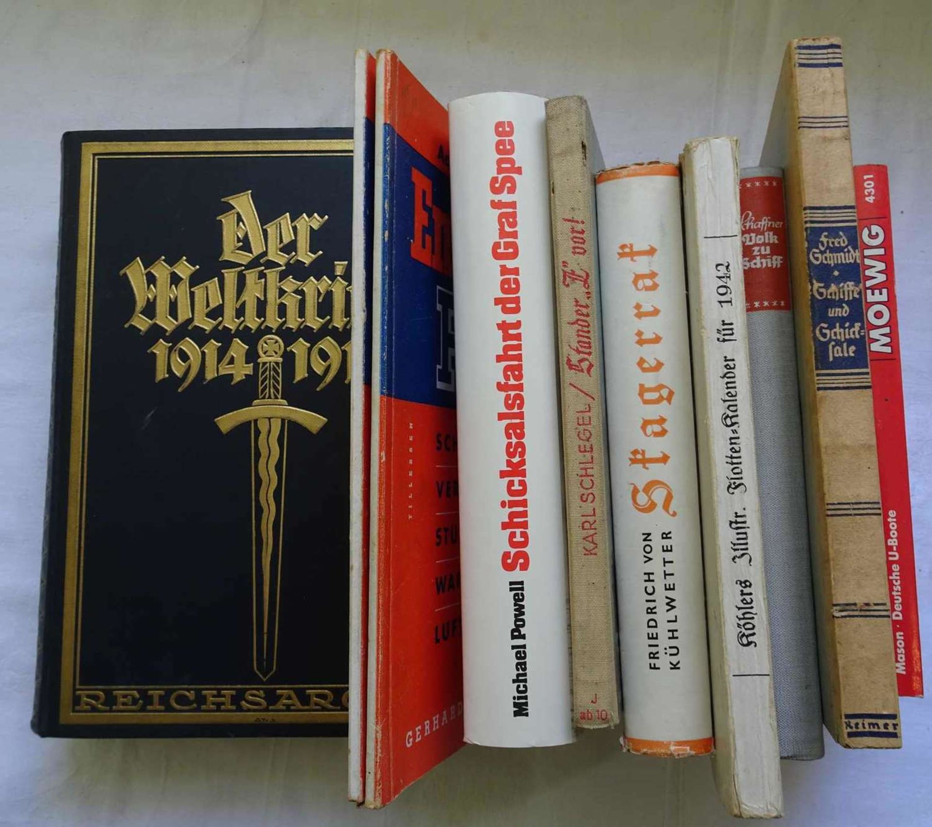 Lot of books, non-fiction and novels on the subject of World War I & II.Lot Bücher, Sachbücher