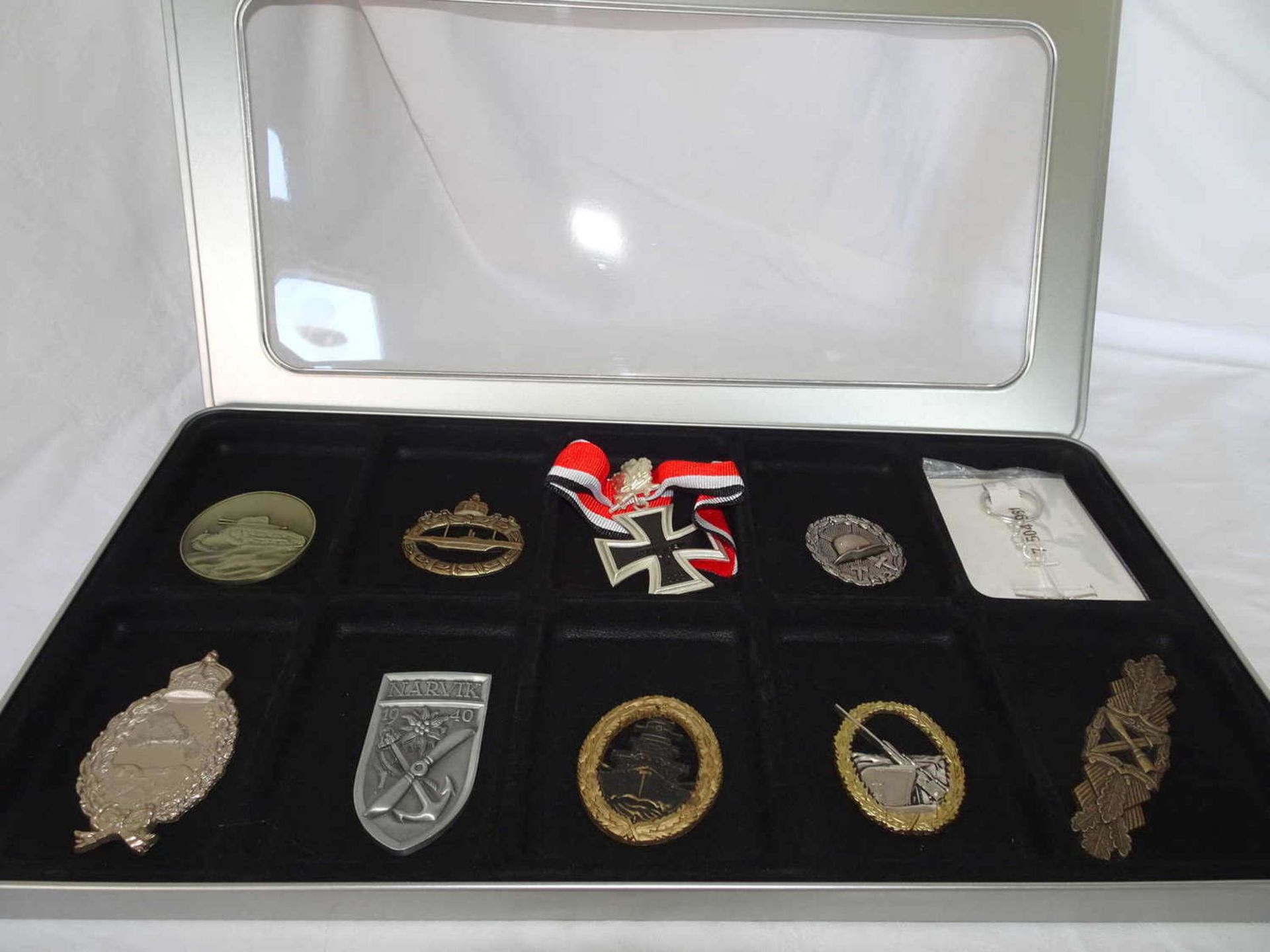 1 box of replica medals "The German Soldier", a total of 10 pieces.1 Kiste Replik Orden "Der