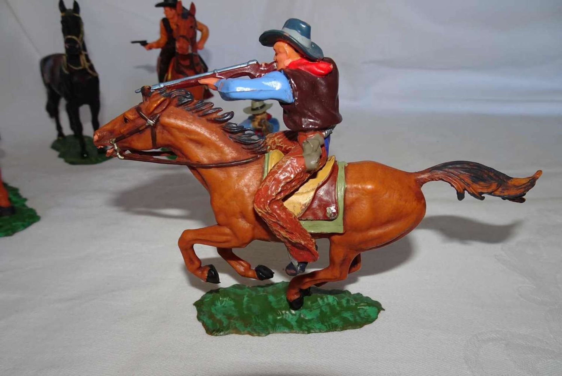 Lot Elastolin figures, plastic, 7 cm series, cowboys, a total of 5 horses, of which 4x mounted. Very - Bild 3 aus 4