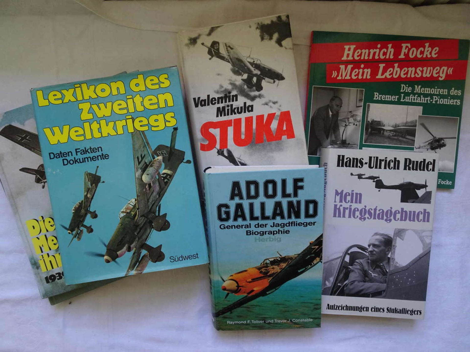 Lot of books, 1st & 2nd World War on aircraft. There are records of pilots, lexicon of the SecondLot