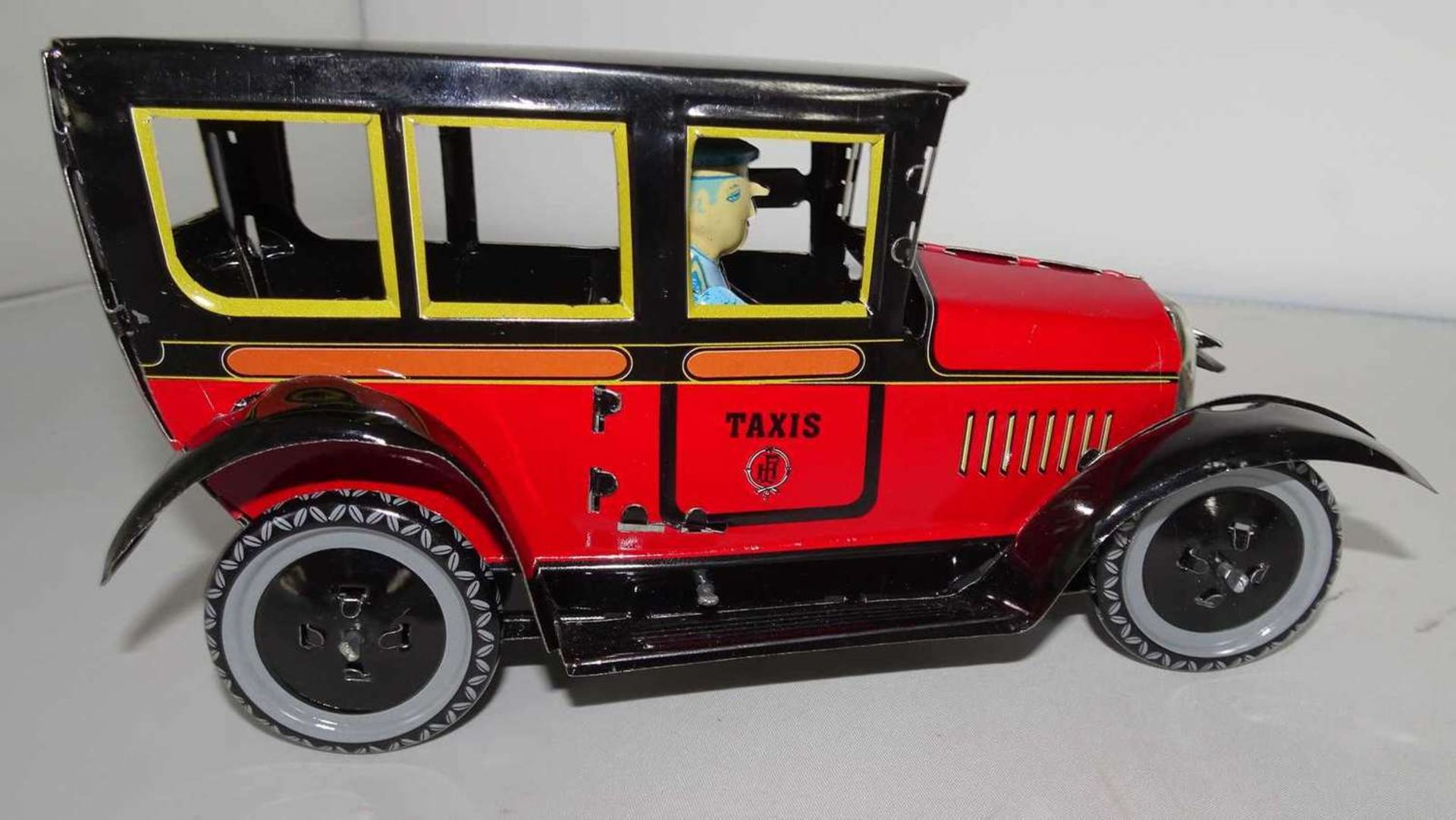Tin toys, vintage taxi, red / black. Paya remake. With key drive, key available. Length about 16