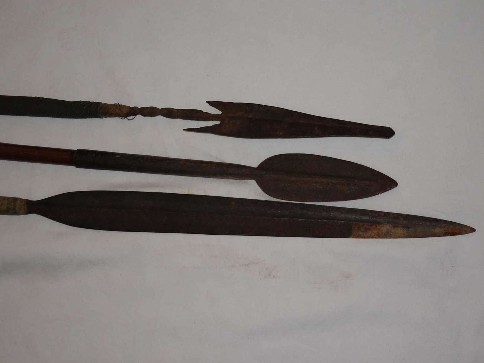 3 old African spears, with hand-forged spearheads around 1900. Original from the time. Length up - Bild 3 aus 5