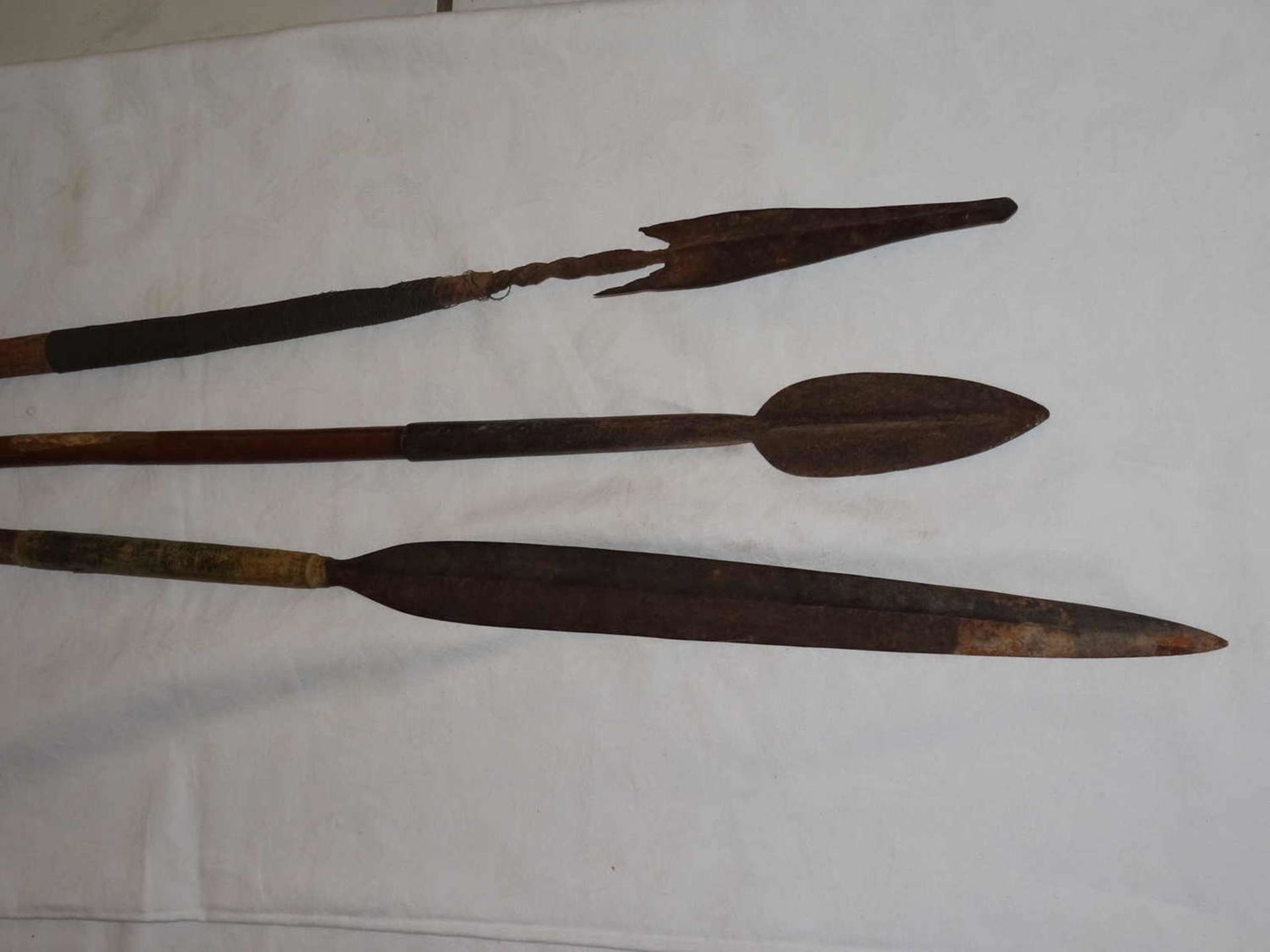 3 old African spears, with hand-forged spearheads around 1900. Original from the time. Length up - Bild 2 aus 5