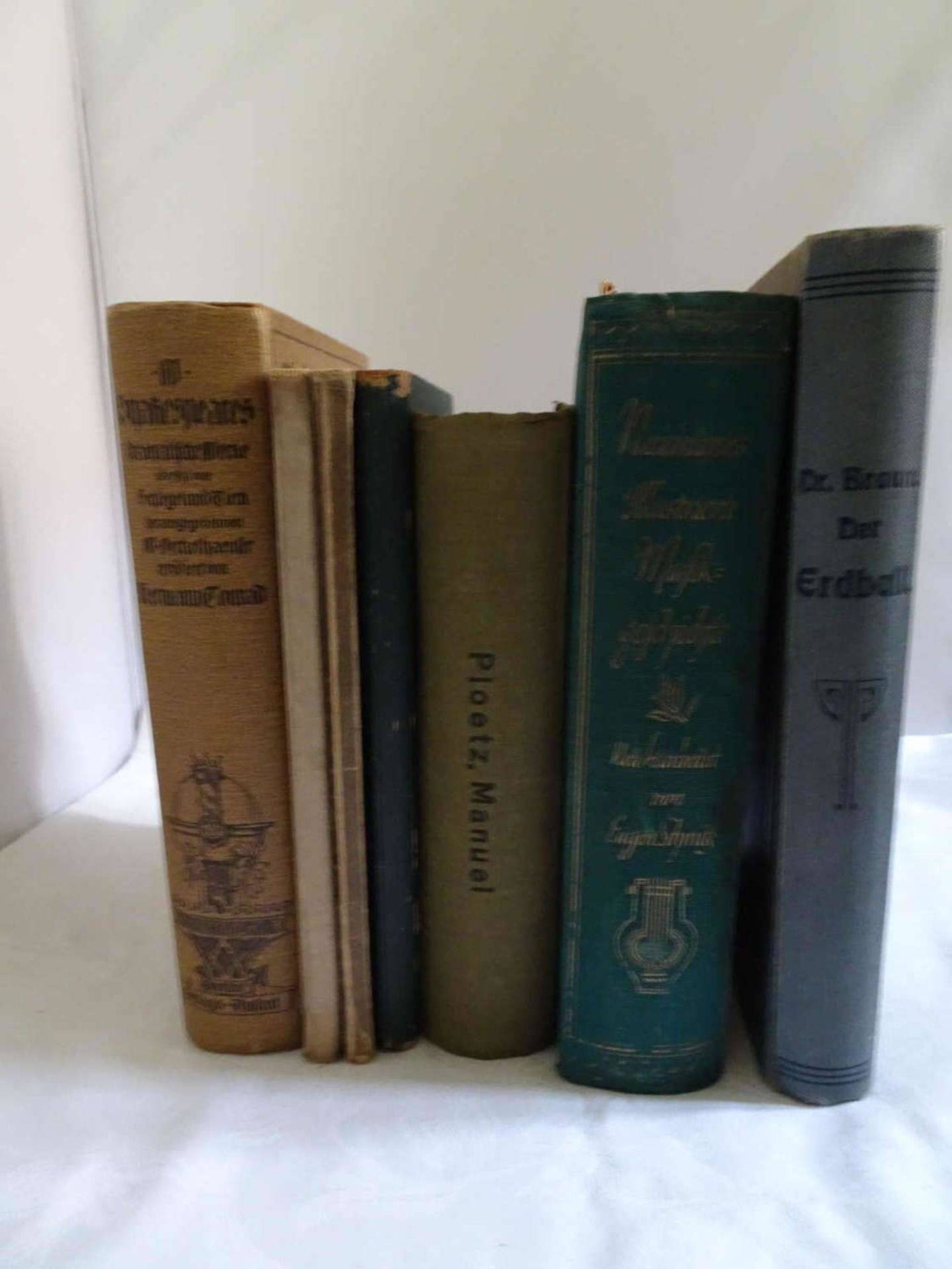 Lot of older books, while e.g. The globe, illustrated music history, etc.Lot ältere Bücher, dabei