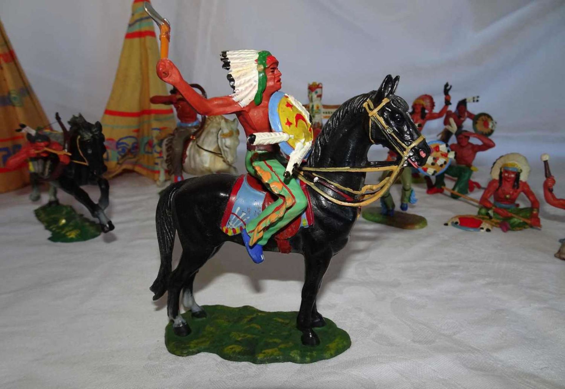 Large lot of Elastolin plastic figures, 7 cm series, Indians, with 3 Indians on horse. A total of 14 - Image 3 of 3