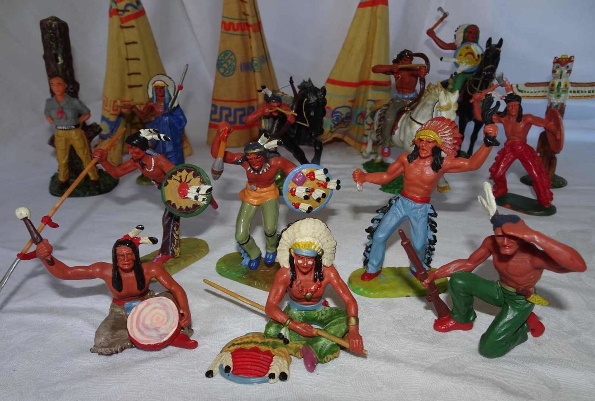 Large lot of Elastolin plastic figures, 7 cm series, Indians, with 3 Indians on horse. A total of 14