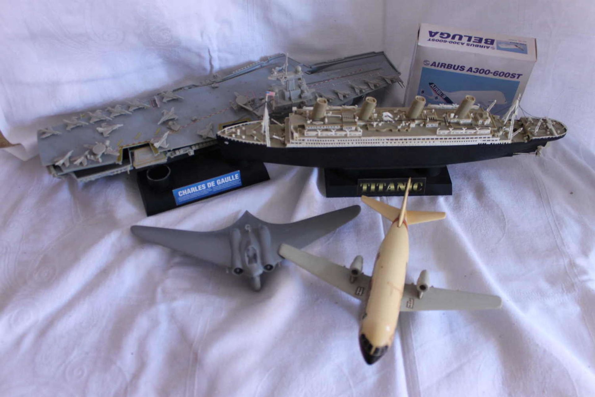 5 models, 2 ships (some with missing parts) and 3 planes. 2x electrified.5 Modelle, dabei 2