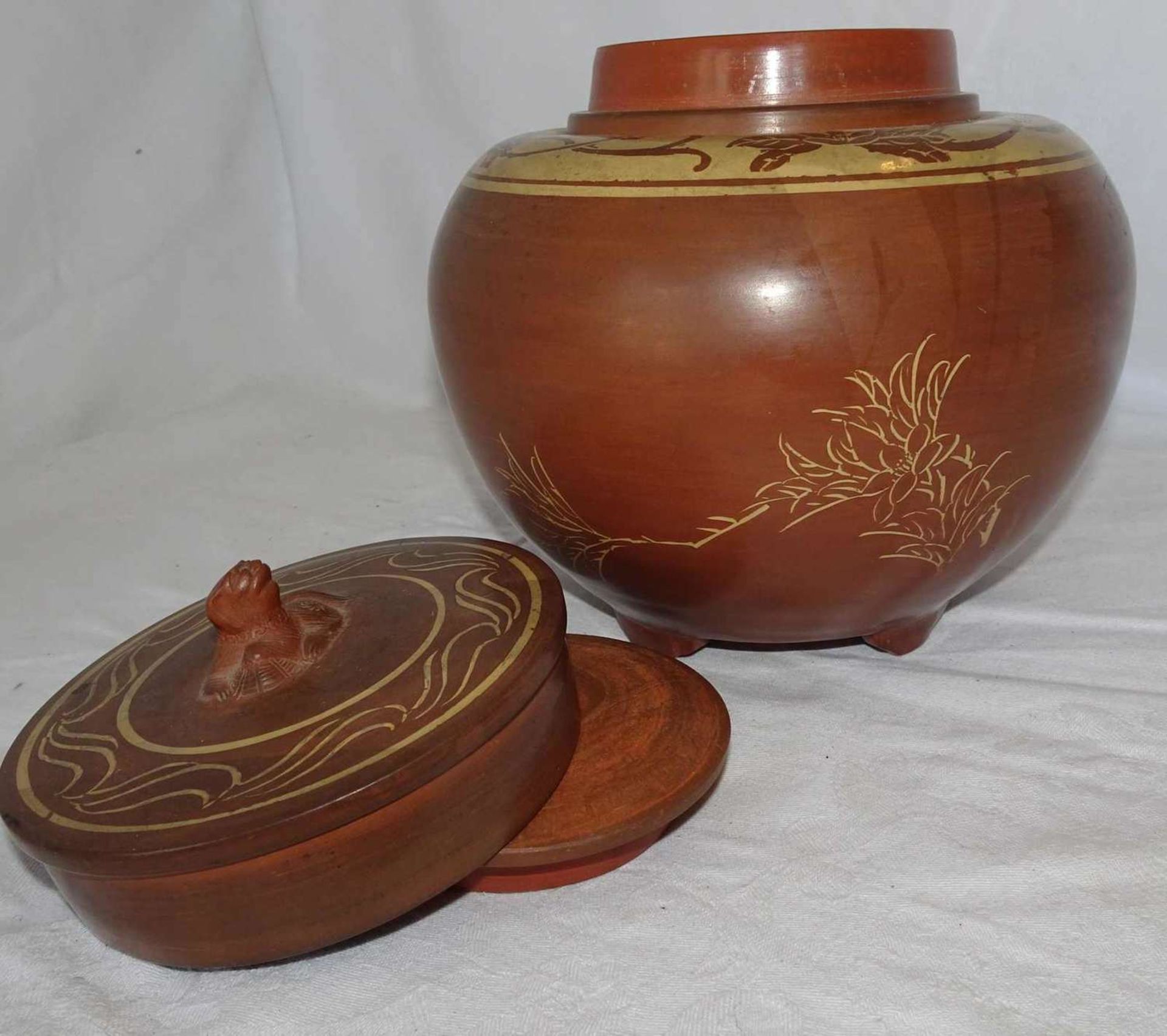 A brown clay pot Malysia, fine glaze. Standing on 4 feet, height approx. 18 cm. With inner
