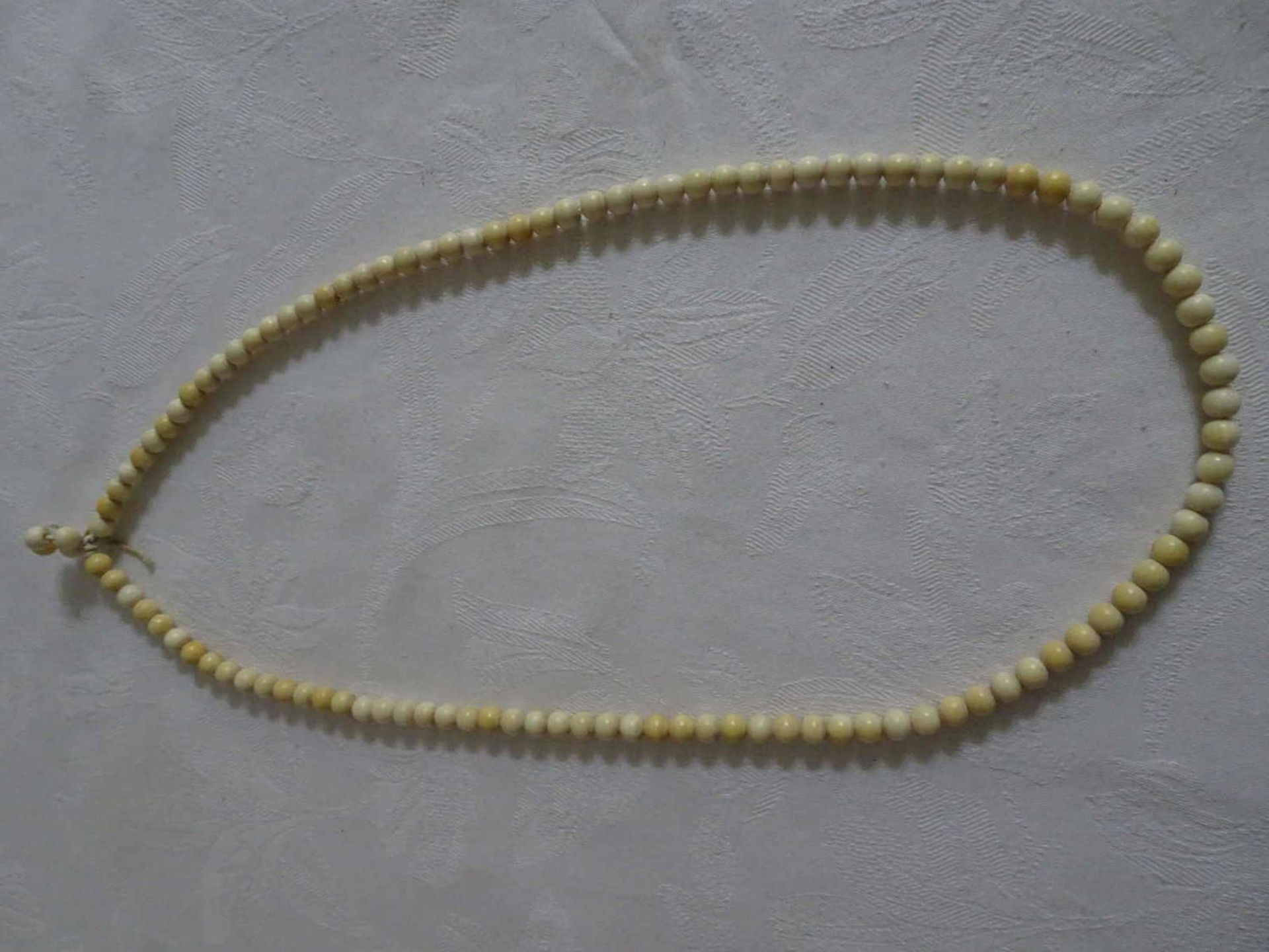 Ivory necklace, around 1920, endless. Length about 60 cmElfenbein Kette, um 1920, endlos. Länge