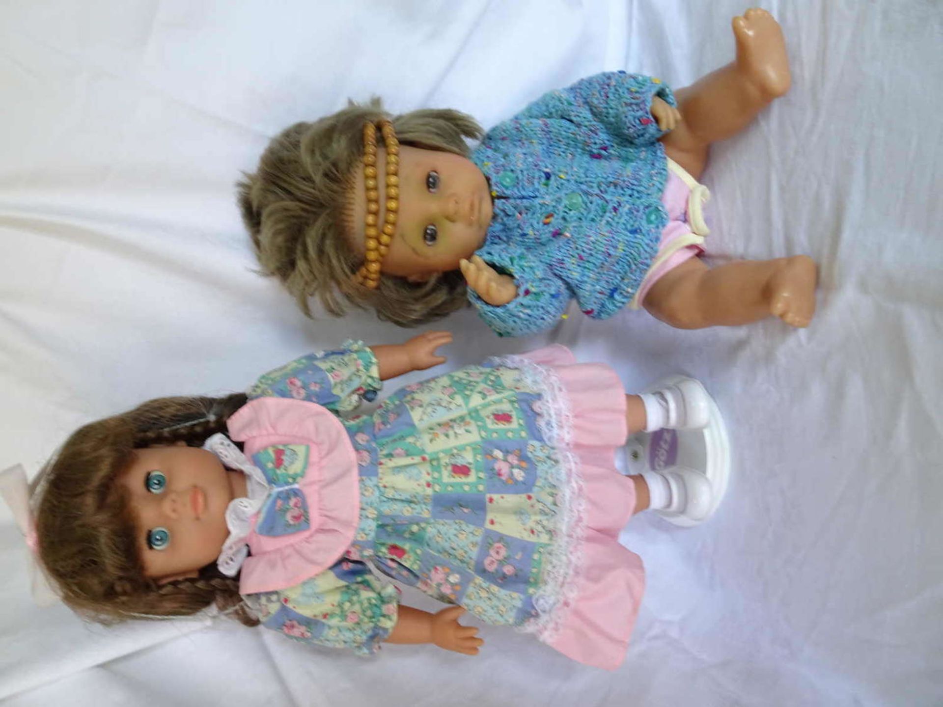 2 old Venyl dolls, 1x used condition, 1 x blank.2 alte Venyl Puppen, 1x bespielter Zustand, 1 x