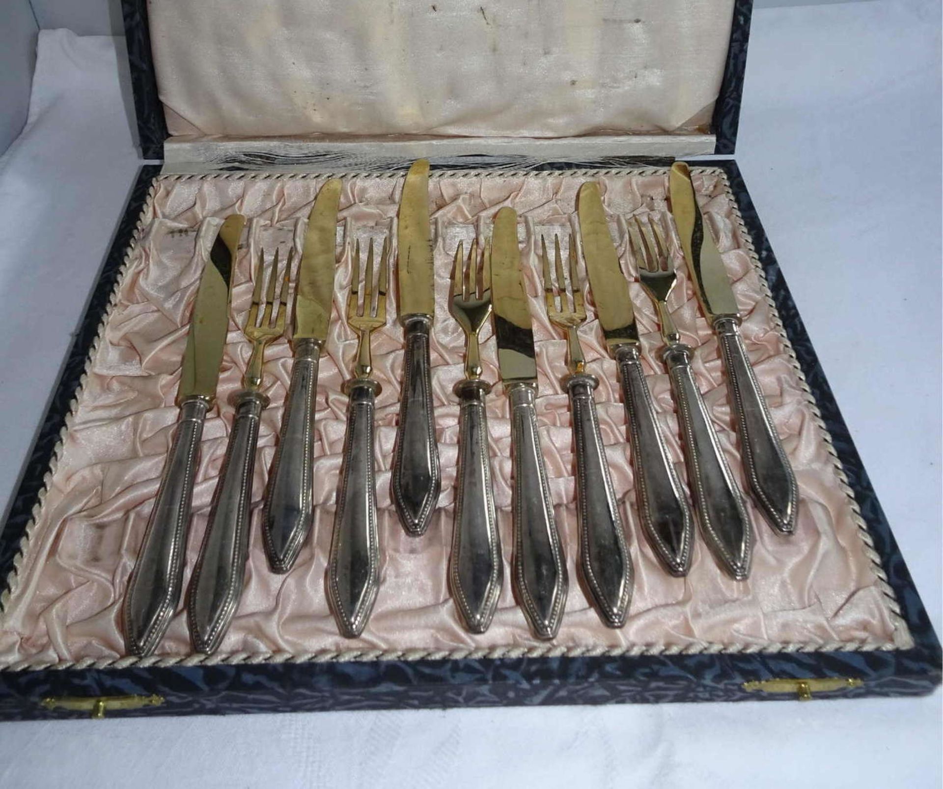 Silver cutlery in the box (1 fork missing). A total of 6 knives and 5 forks.Silberbesteck im