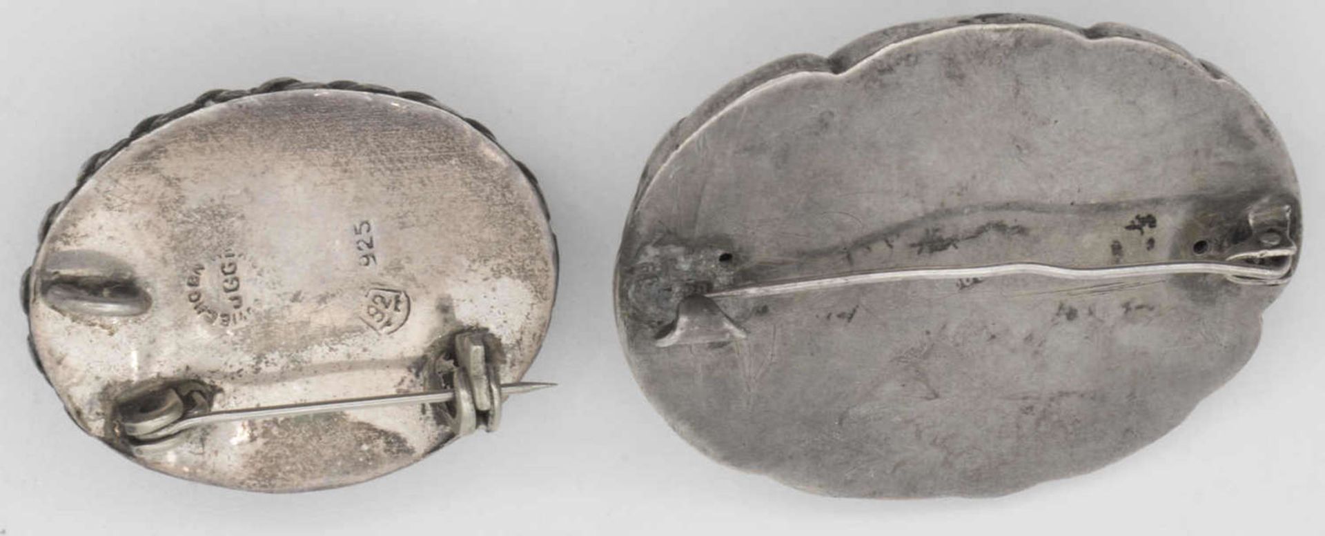 Zwei Silberbroschen, jeweils mit einem Stein besetzt. Beide gepunzt. Gesamtgewicht: ca. 21,3 g. - Image 2 of 2