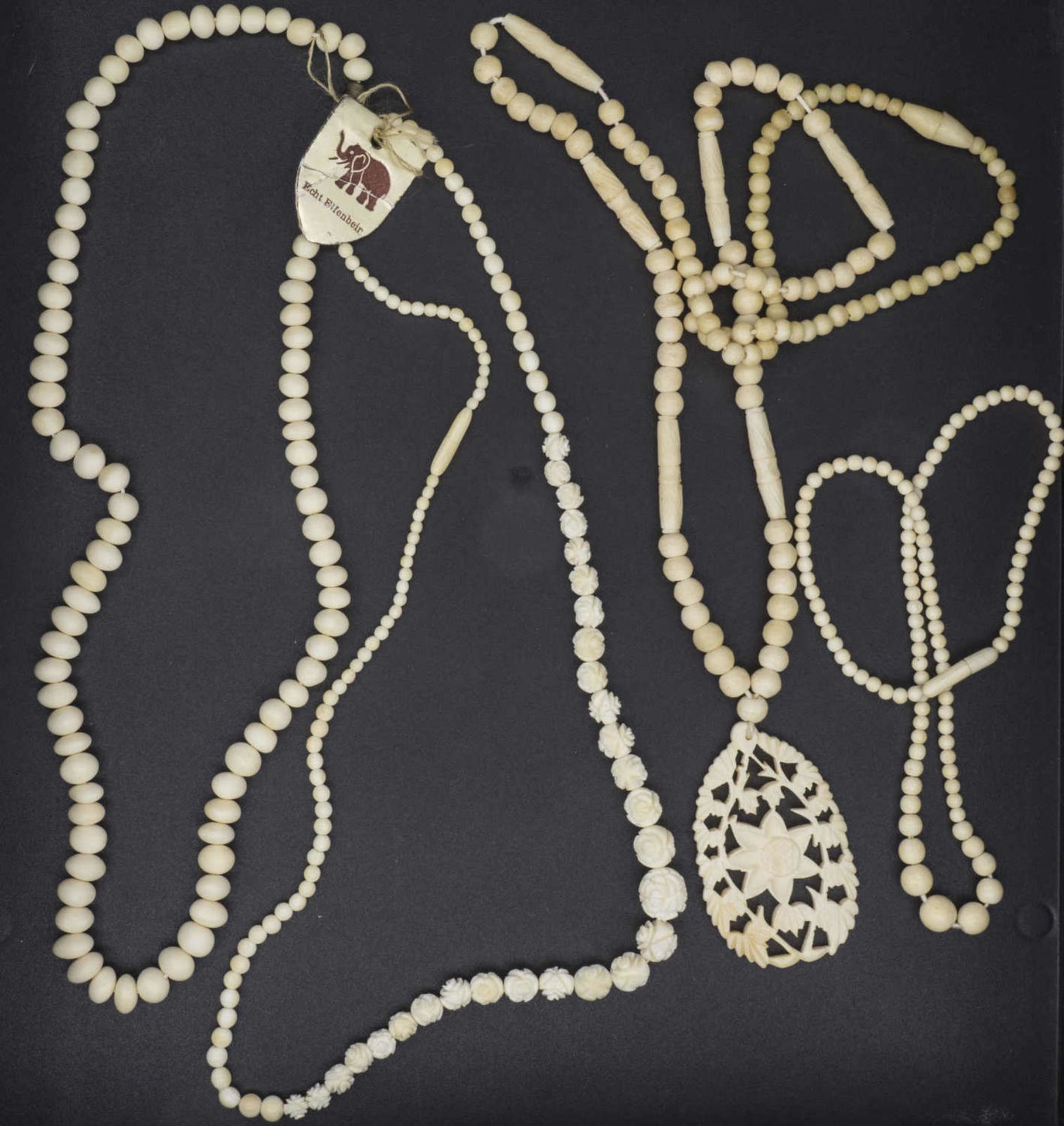 Lot Elfenbein - Schmuck, bestehend aus Ketten, verschiedene Längen und Ausführungen. 1 x mit