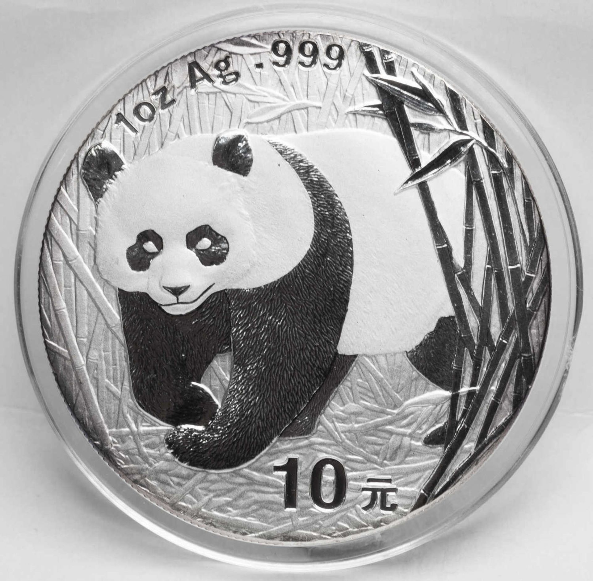 China 2002, 10 Yuan - Silbermünze "Panda". Silber 999. Gewicht: 1 oz. In Kapsel. Erhaltung: stgl.