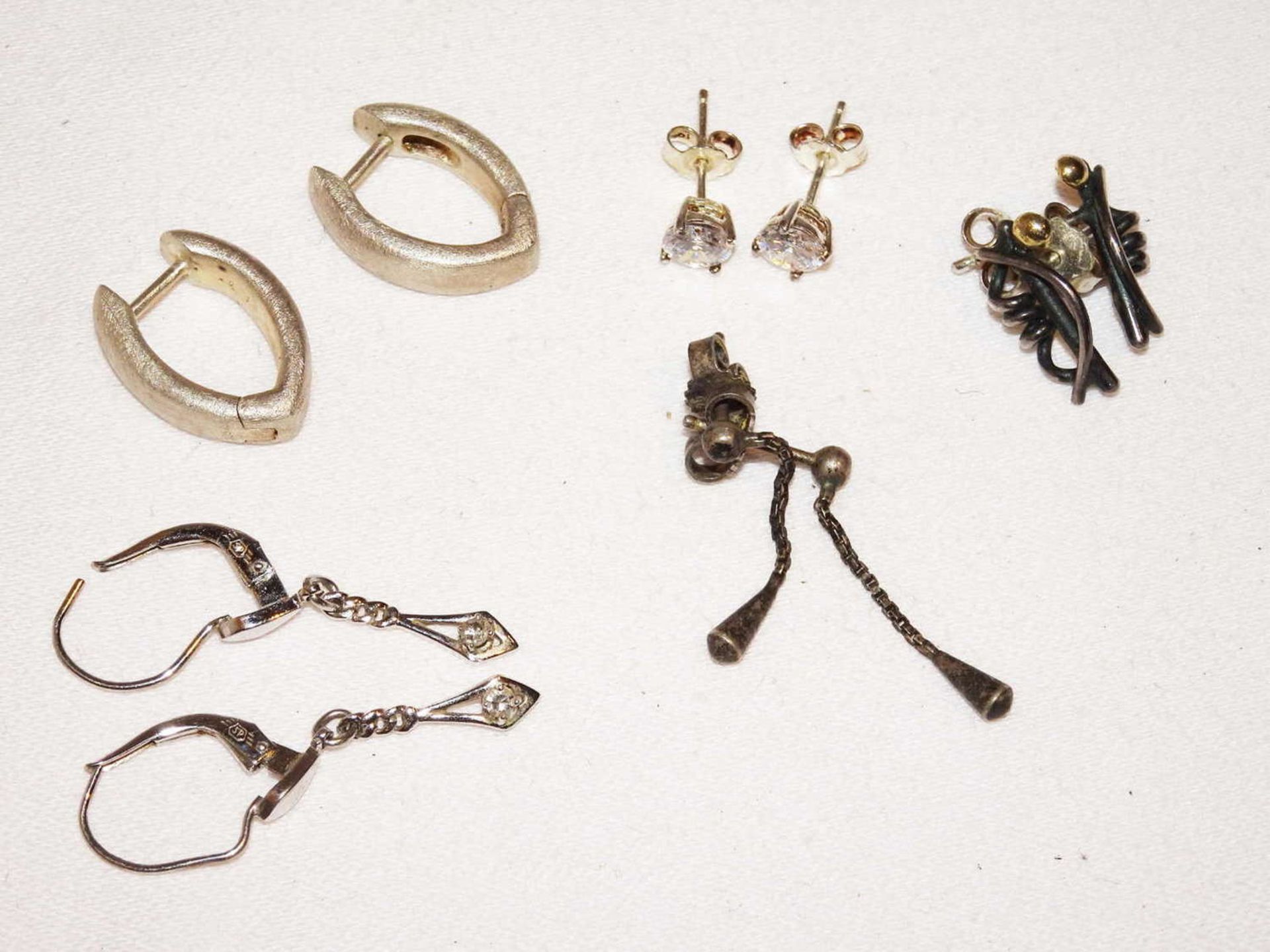 Lot Silber-Ohrringe, insgesamt 5 Paar, Gewicht ca. 12,8 gLot of silver earrings, a total of 5 pairs,
