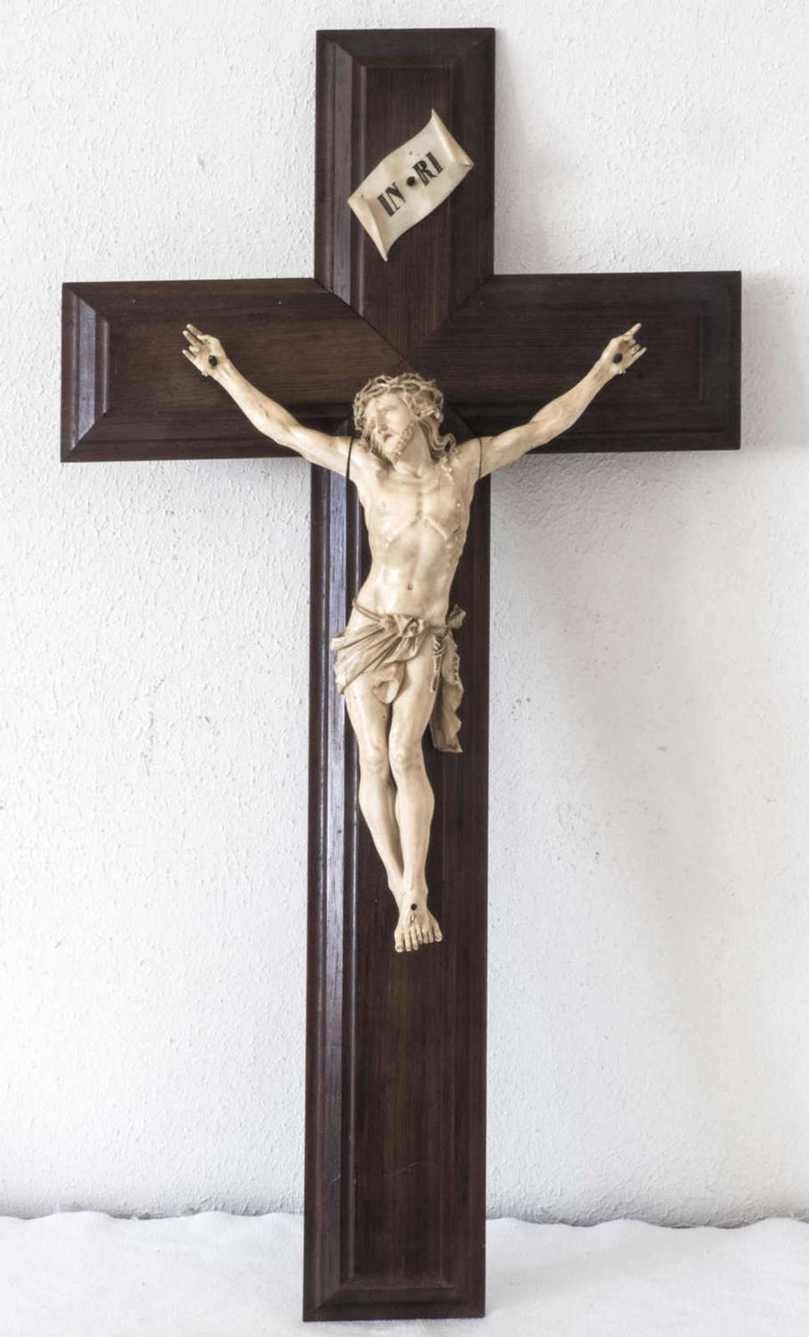 Holzkreuz, INRI, Jesuskörper Elfenbein, mit Signatur"Dean", Höhe: ca. 56 cm. Fußnagel fehlt.