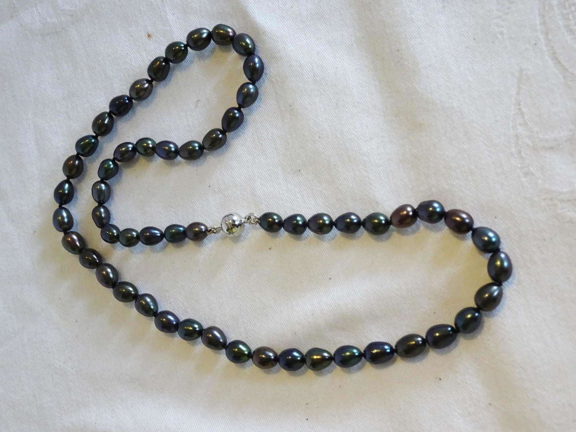 Echtperlenkette, irisierend. Mit Magnetverschluß. Länge ca. 50 cmReal pearl necklace, iridescent.