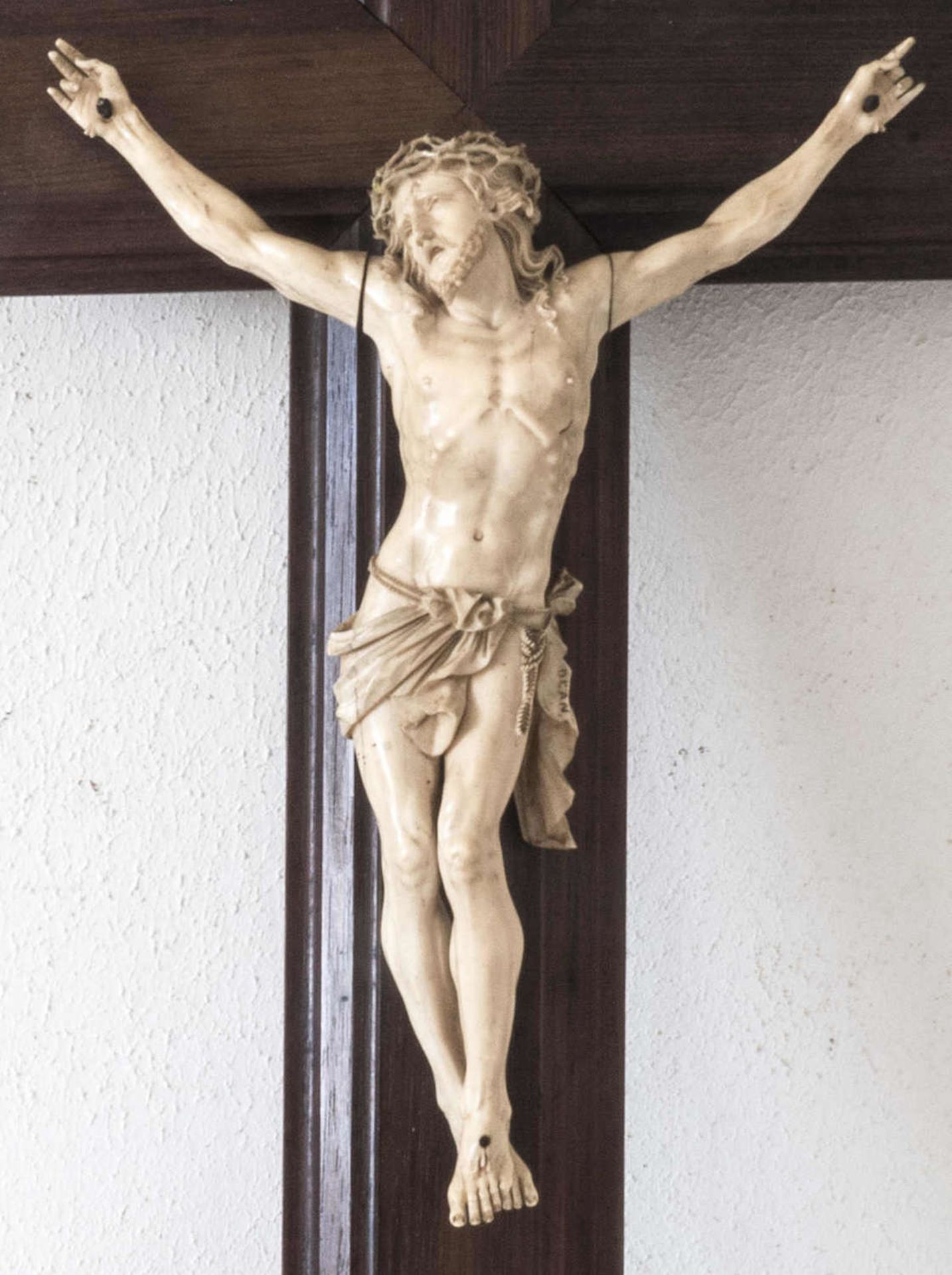 Holzkreuz, INRI, Jesuskörper Elfenbein, mit Signatur"Dean", Höhe: ca. 56 cm. Fußnagel fehlt. - Bild 2 aus 2