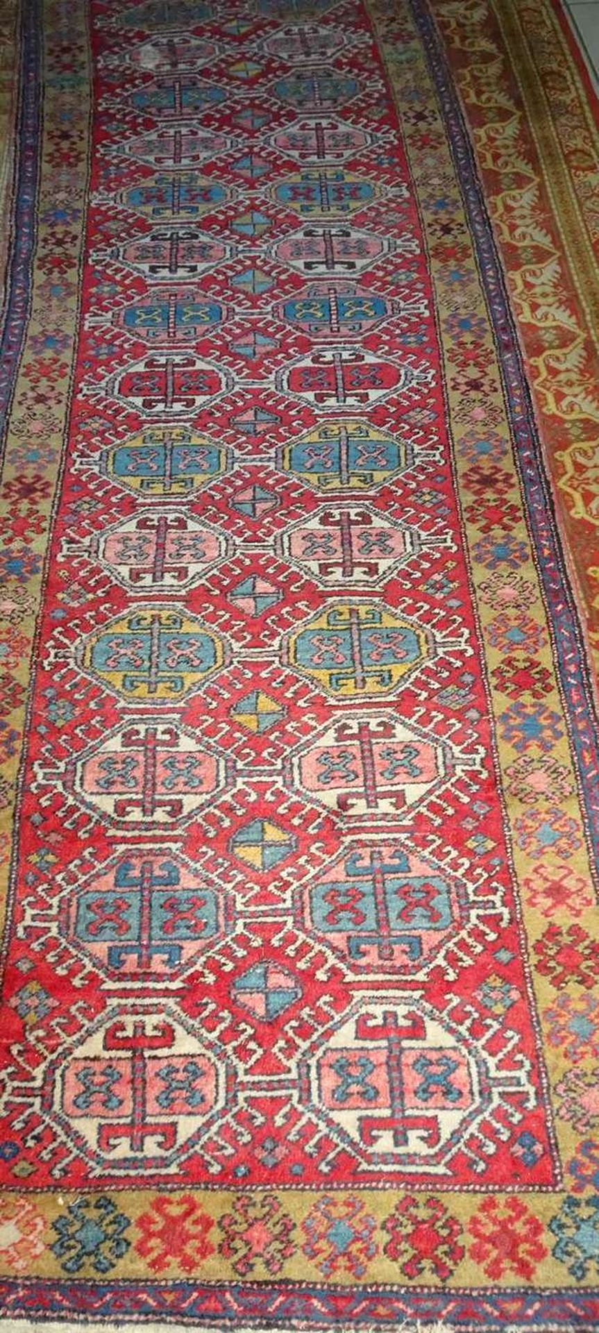 Teppich Iran, Shasornon. Maße: Länge ca. 3,30 m, Breite ca. 1,00 mCarpet Iran, Shasornon.