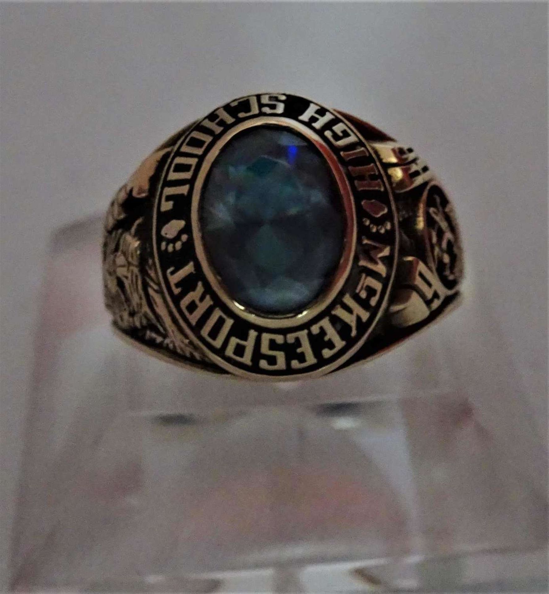 College Ring, 416er Gelbgold, besetzt mit blauem Glasstein. Ringgröße 54. Mit Innengravur. Gewicht