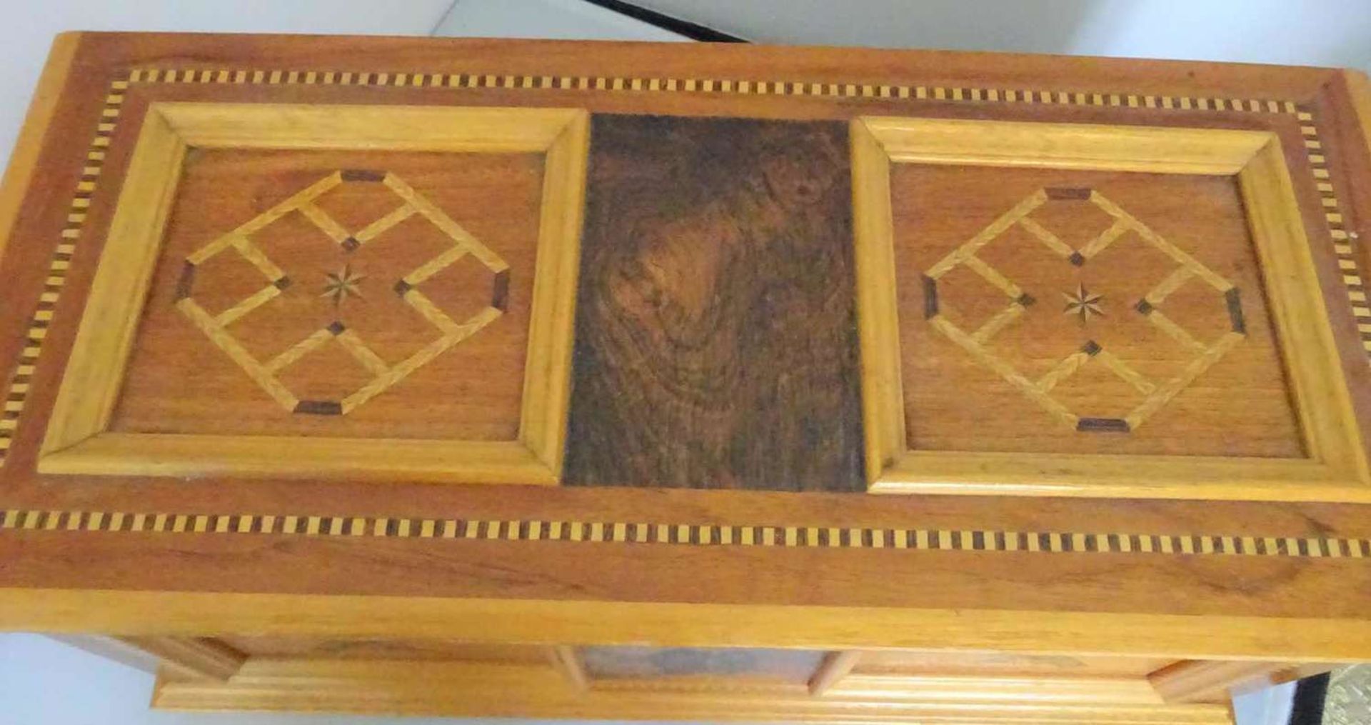 Intarsien Holztruhe mit Vogelmotiven mit Einsatz. Höhe ca. 19,5 cm, Tiefe ca. 19 cm, Länge ca. 43 - Bild 2 aus 4