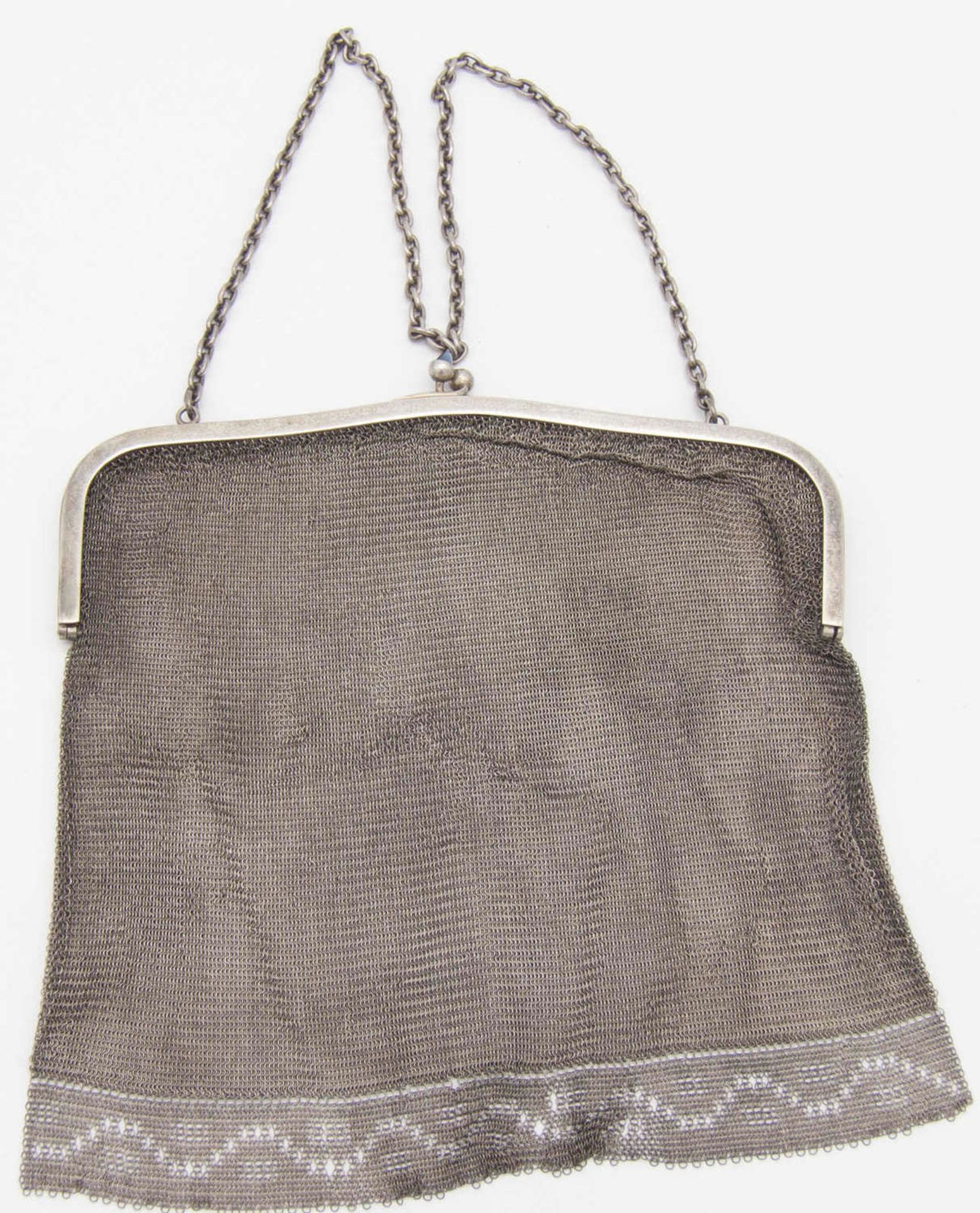 Silber - Abend - Handtasche mit Saphiren am Verschluss. Fein gewebte Ornament - Bordüre am unteren