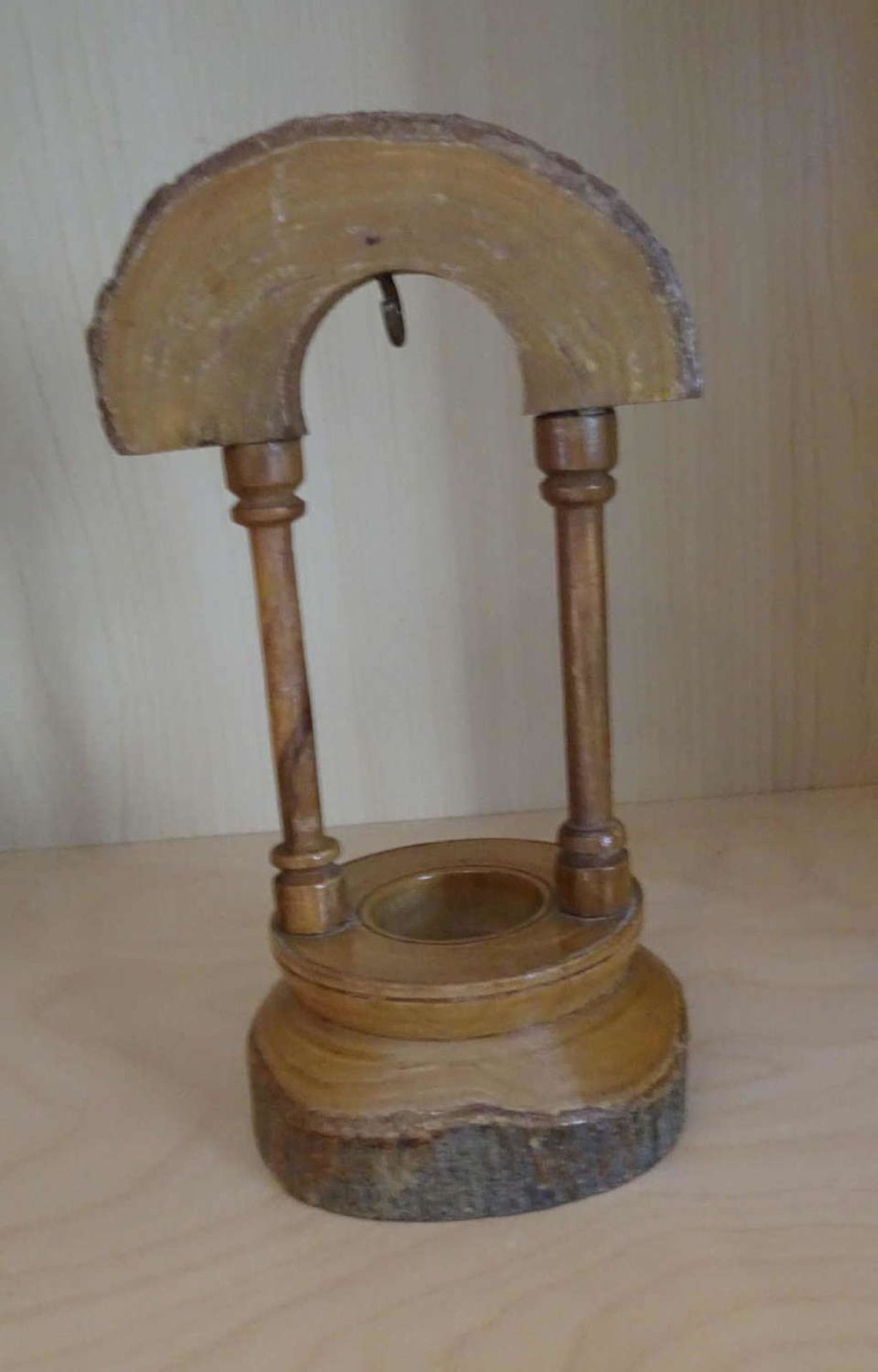 Ein Tischuhrenhalter, handgedrechselt. Höhe ca. 17 cmA table clock holder, hand-turned. Height about