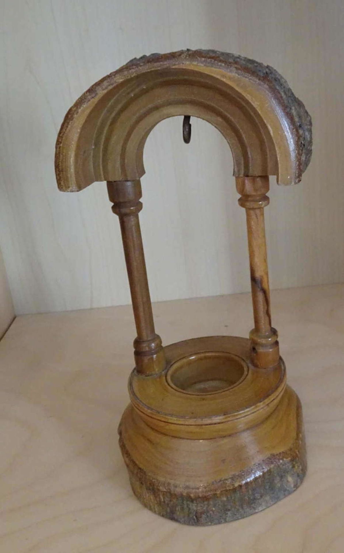 Ein Tischuhrenhalter, handgedrechselt. Höhe ca. 17 cmA table clock holder, hand-turned. Height about - Bild 2 aus 2