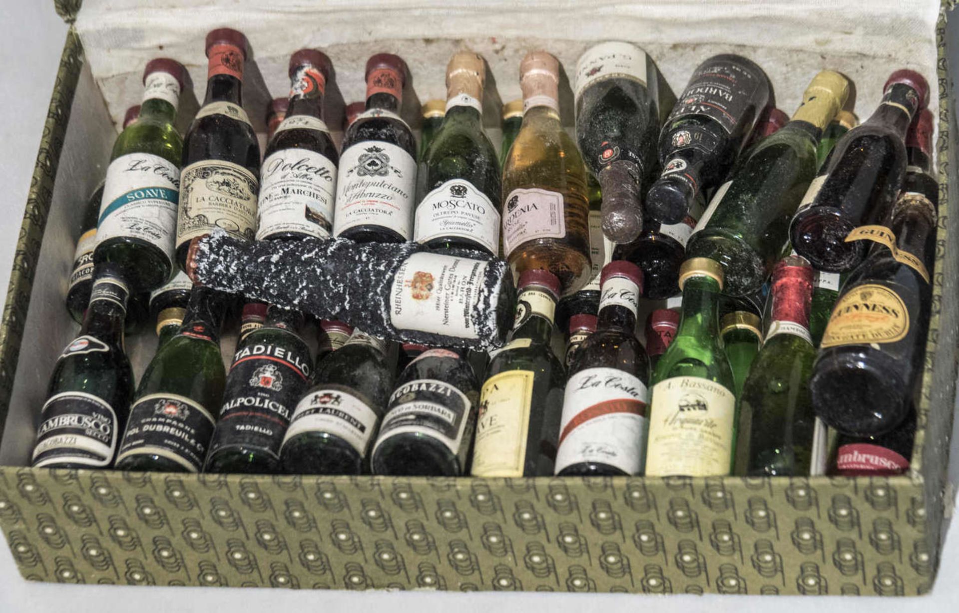 Großes Lot älterer gefüllte Miniaturflaschen aus Glas, meist italienische Weine. Außergewöhnliches