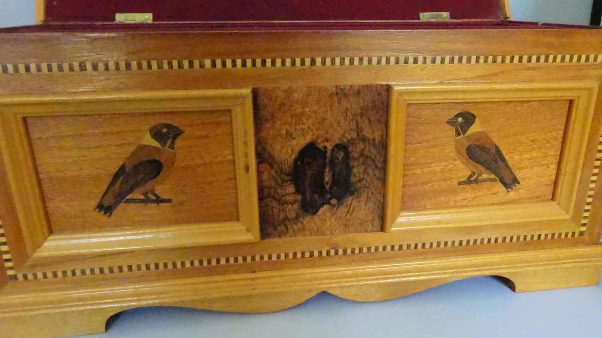 Intarsien Holztruhe mit Vogelmotiven mit Einsatz. Höhe ca. 19,5 cm, Tiefe ca. 19 cm, Länge ca. 43 - Image 4 of 4
