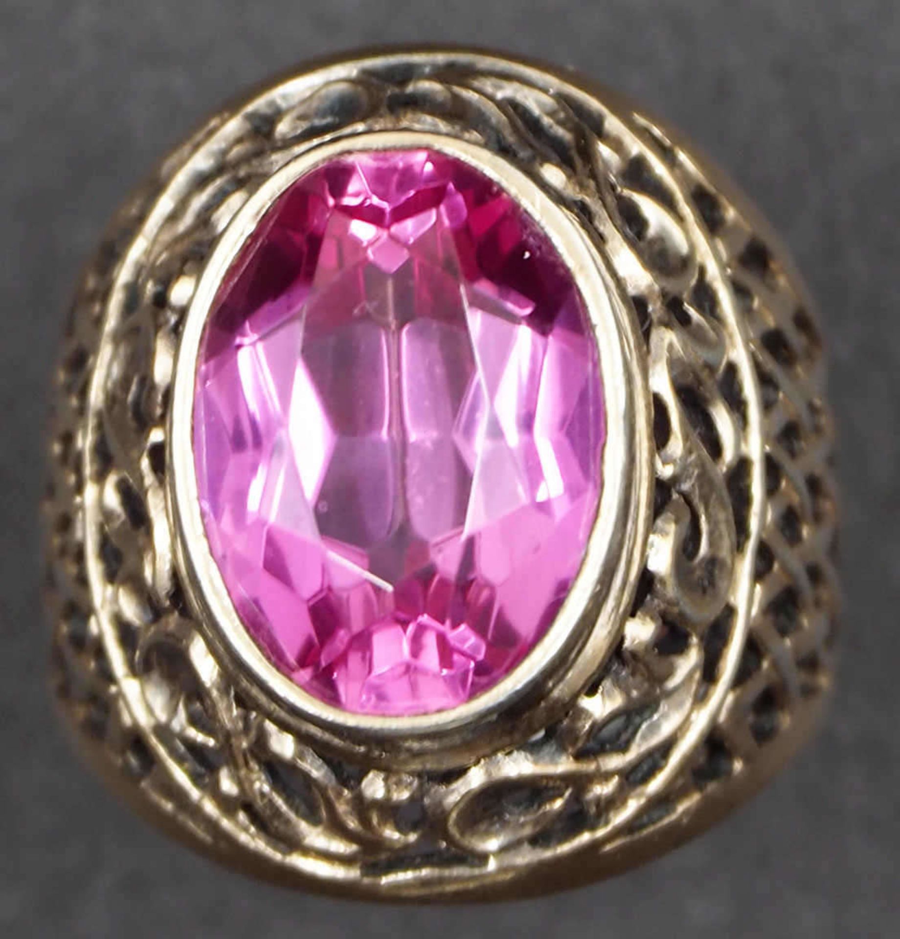 Damen Goldring, 875er Gelbgold, Russland, besetzt mit einem pinkfarbenen Stein. Ringgröße: ca. 52.