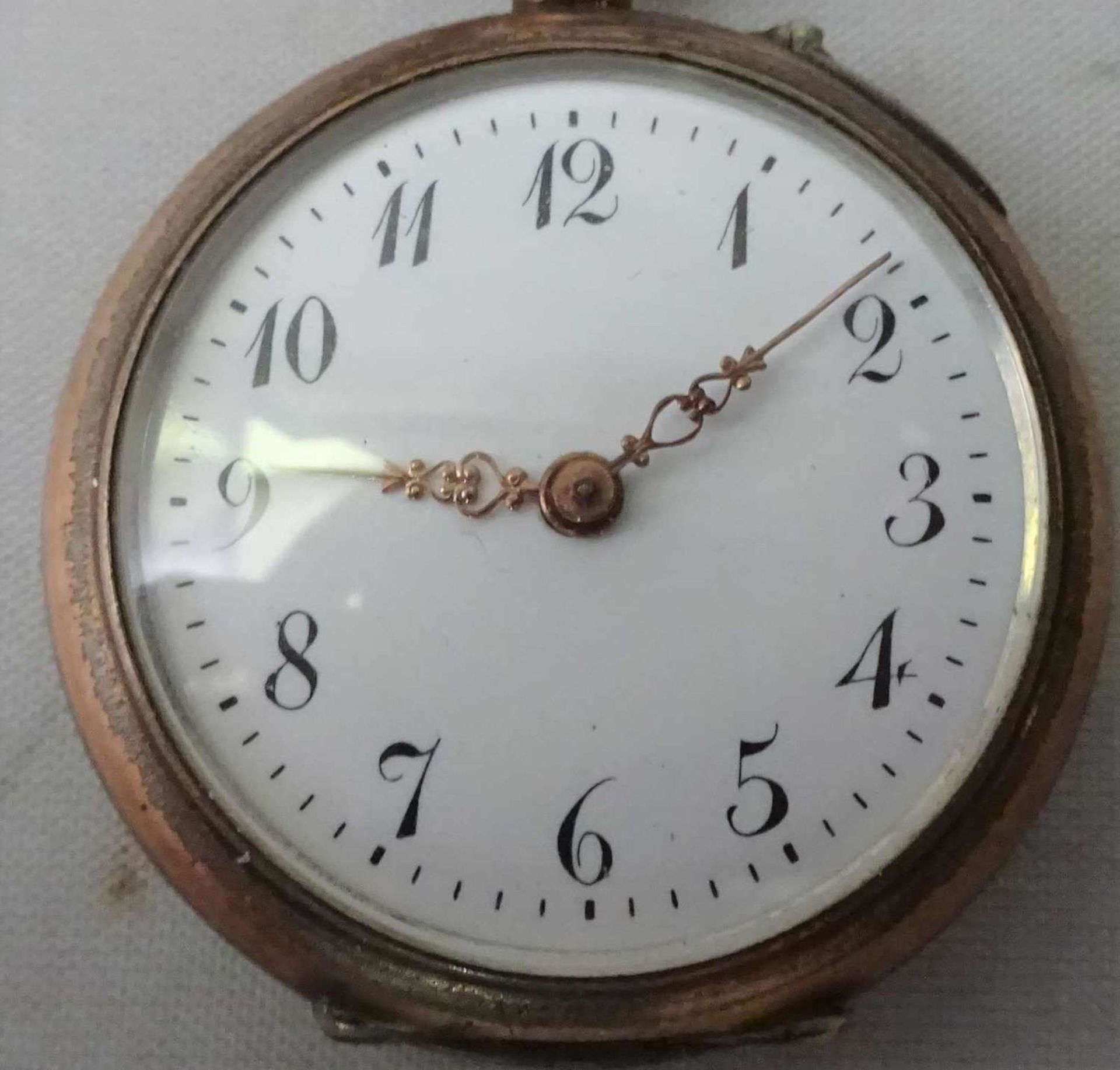 Eine kleine Taschenuhr, 800er Silber, mit Uhrenkette und Jugendstilschieber. Ohne Funktion.A small
