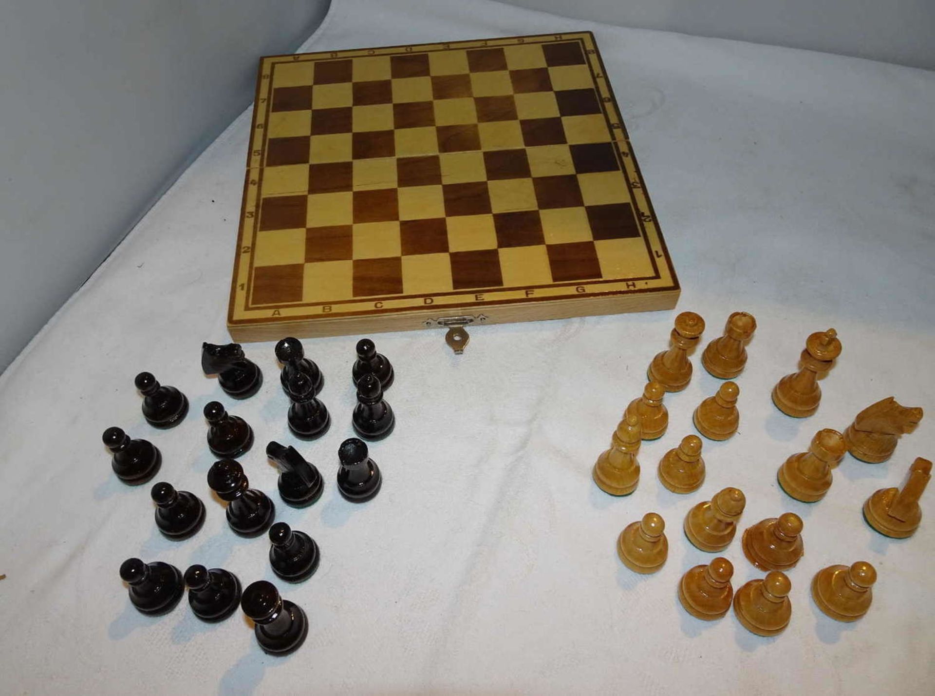 kleines feines Schachspiel aus Holz. Bitte besichtigen.small fine chess set made of wood. Please