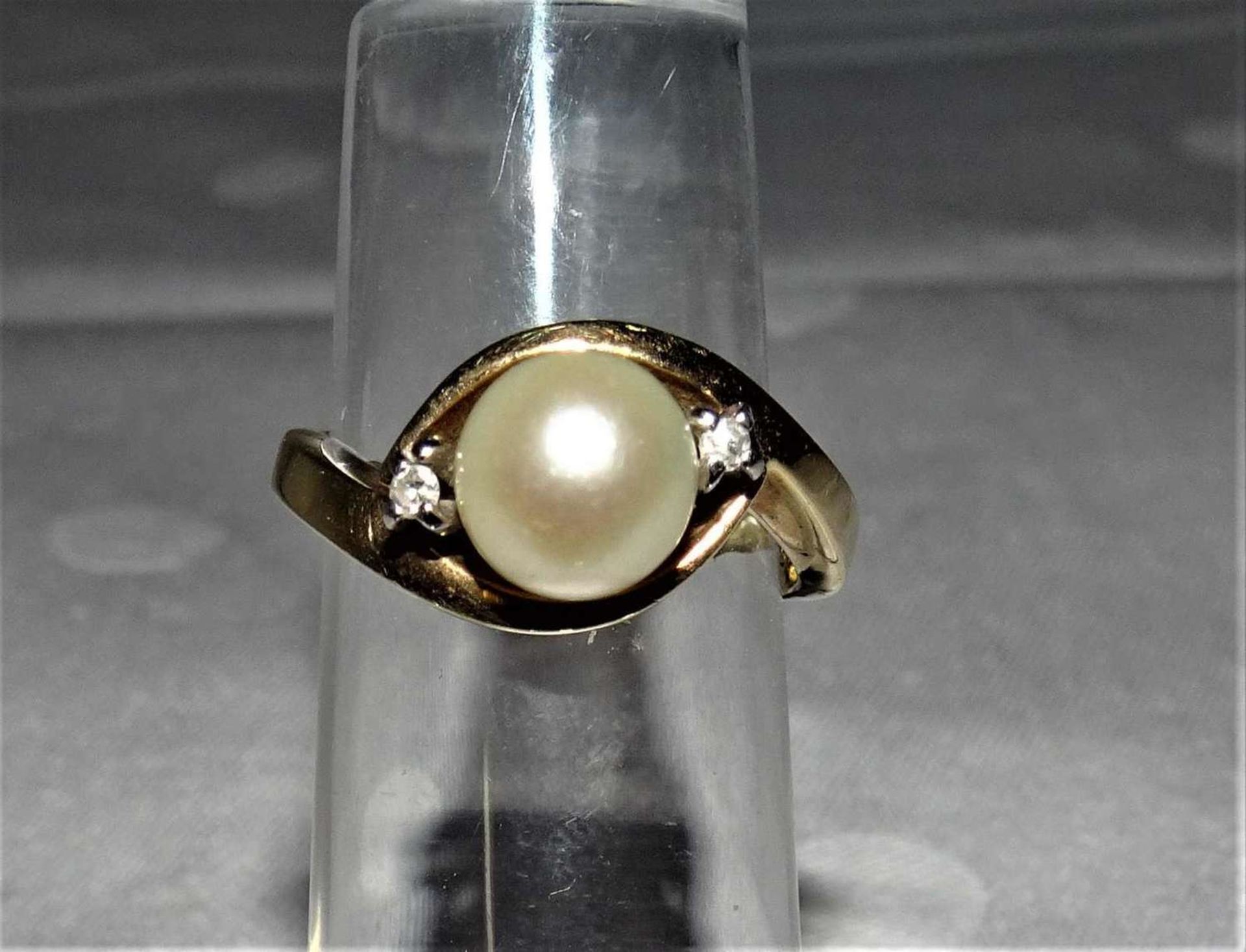 Damenring, 585er Gelbgold, besetzt mit 1 Perle und 2 kleine Diamanten, ca. 0,05 ct. Gewicht ca. 5,