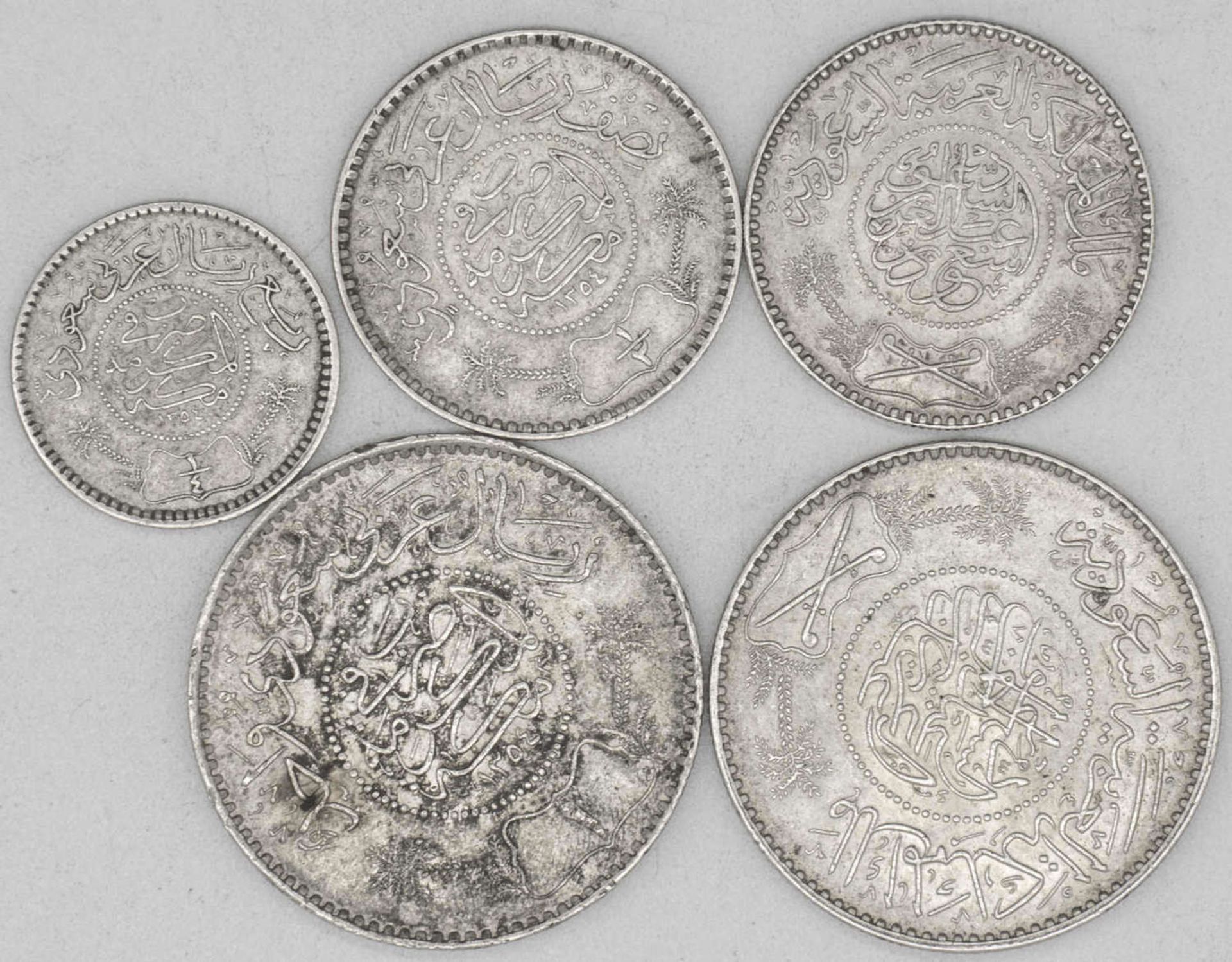 Saudi Arabien 1931/54, Lot Silbermünzen, bestehend aus 2 x 1 Rial AH 1350/54, 2 x 1/2 Rial AH 1354/