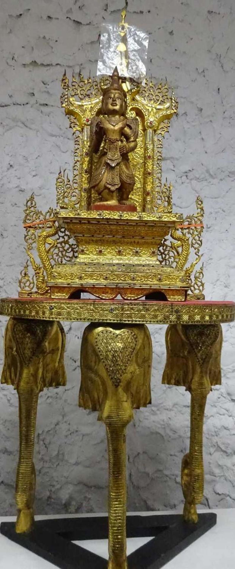 1 reich verzierter Altar, wohl Bali, bestehend aus: Standtisch , 3 beiniger Elefantensockel,