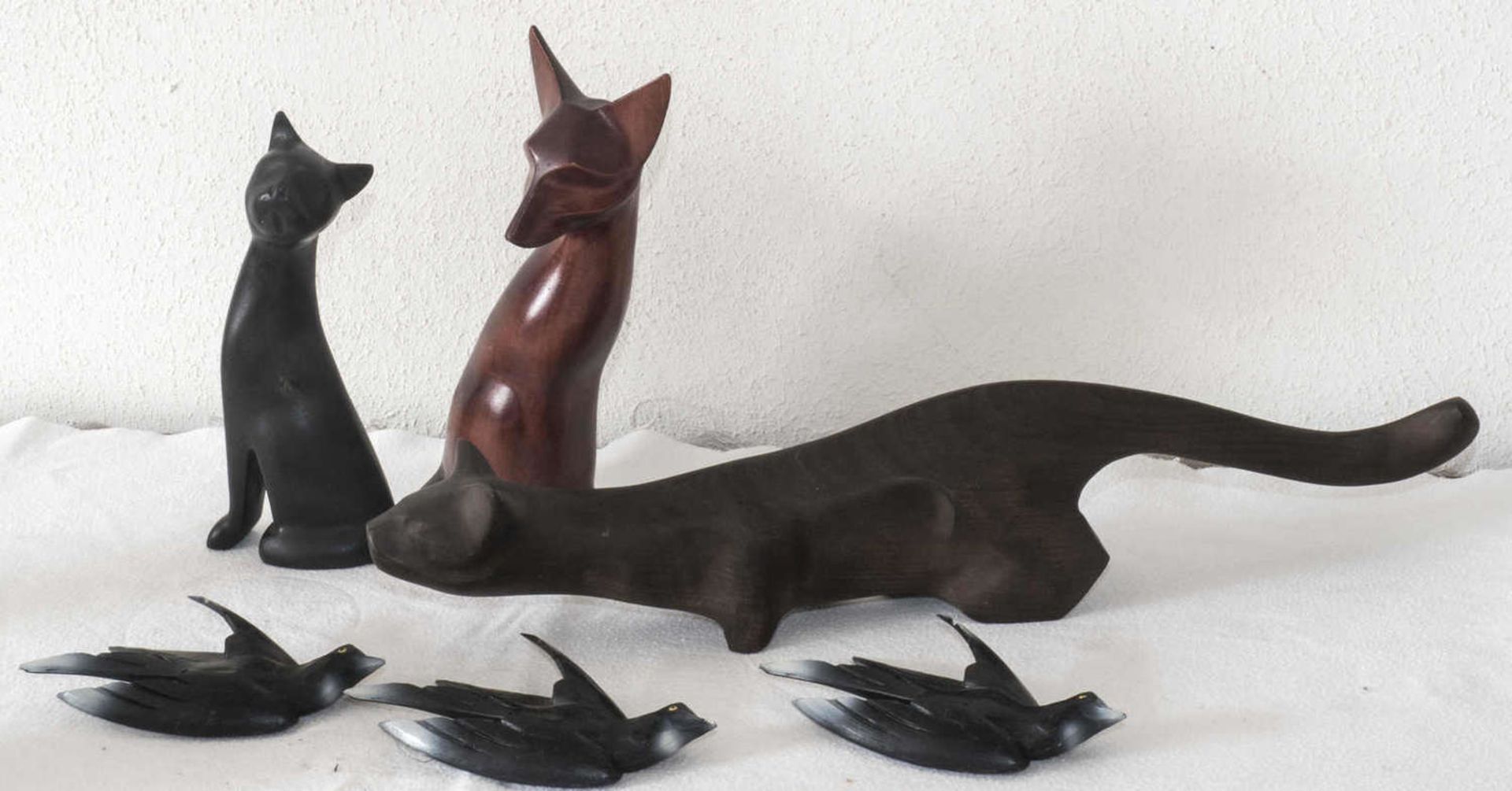 Konvolut Holz - Figuren, modernes Design, bestehend aus Fuchs, drei Katzen und drei Vögeln.