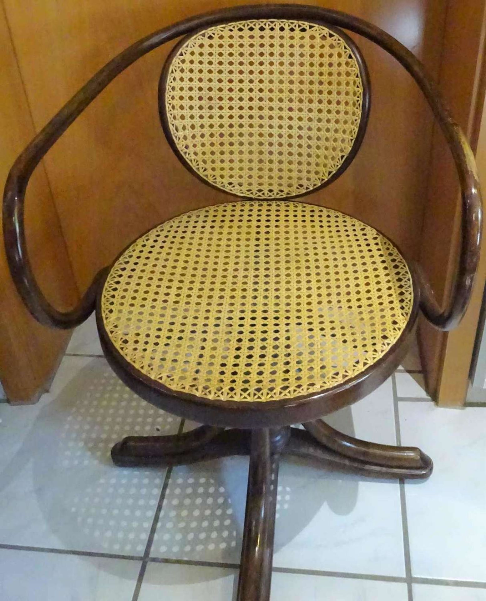 Ein Thonet ? Stuhl, Drehstuhl, neues Geflecht. Sehr guter Zustand. Höhe ca. 77 cm, Breite ca. 57