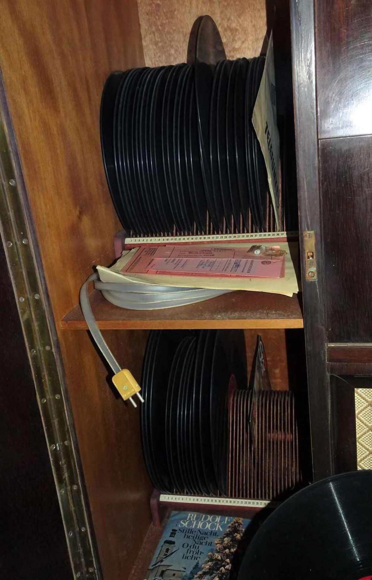 Vintage Musikschrank, ca. 50er Jahre, mit Radio und Plattenspieler, sowie alte LP´s und Singles. - Bild 4 aus 5