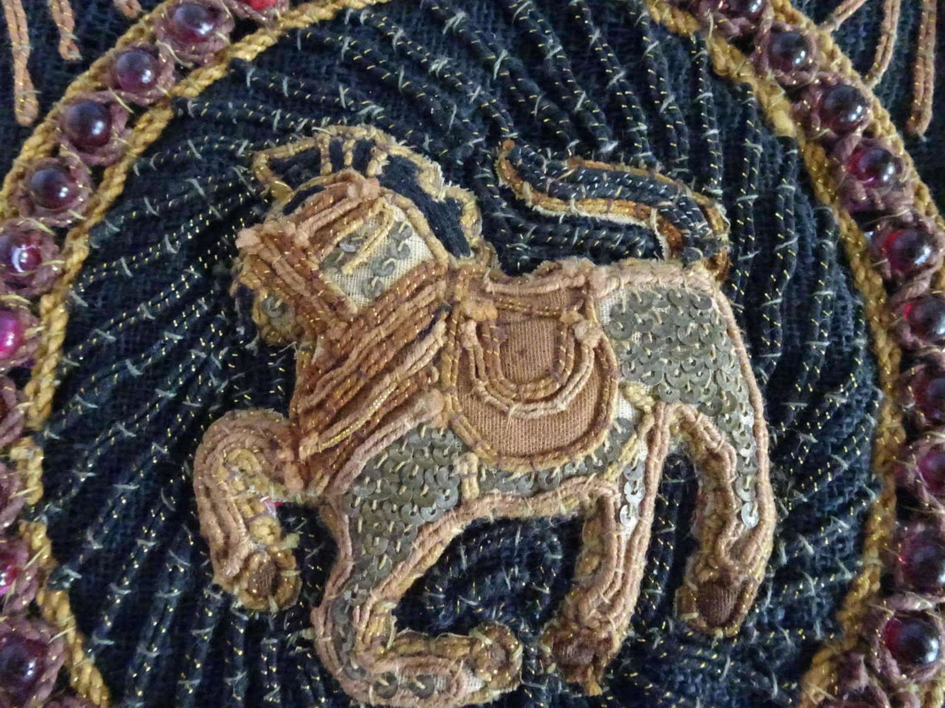 altes Stickbild Asien "Pferd" mit Pailletten und Goldfäden (1 Perle fehlend). Alte Arbeit. - Bild 2 aus 2
