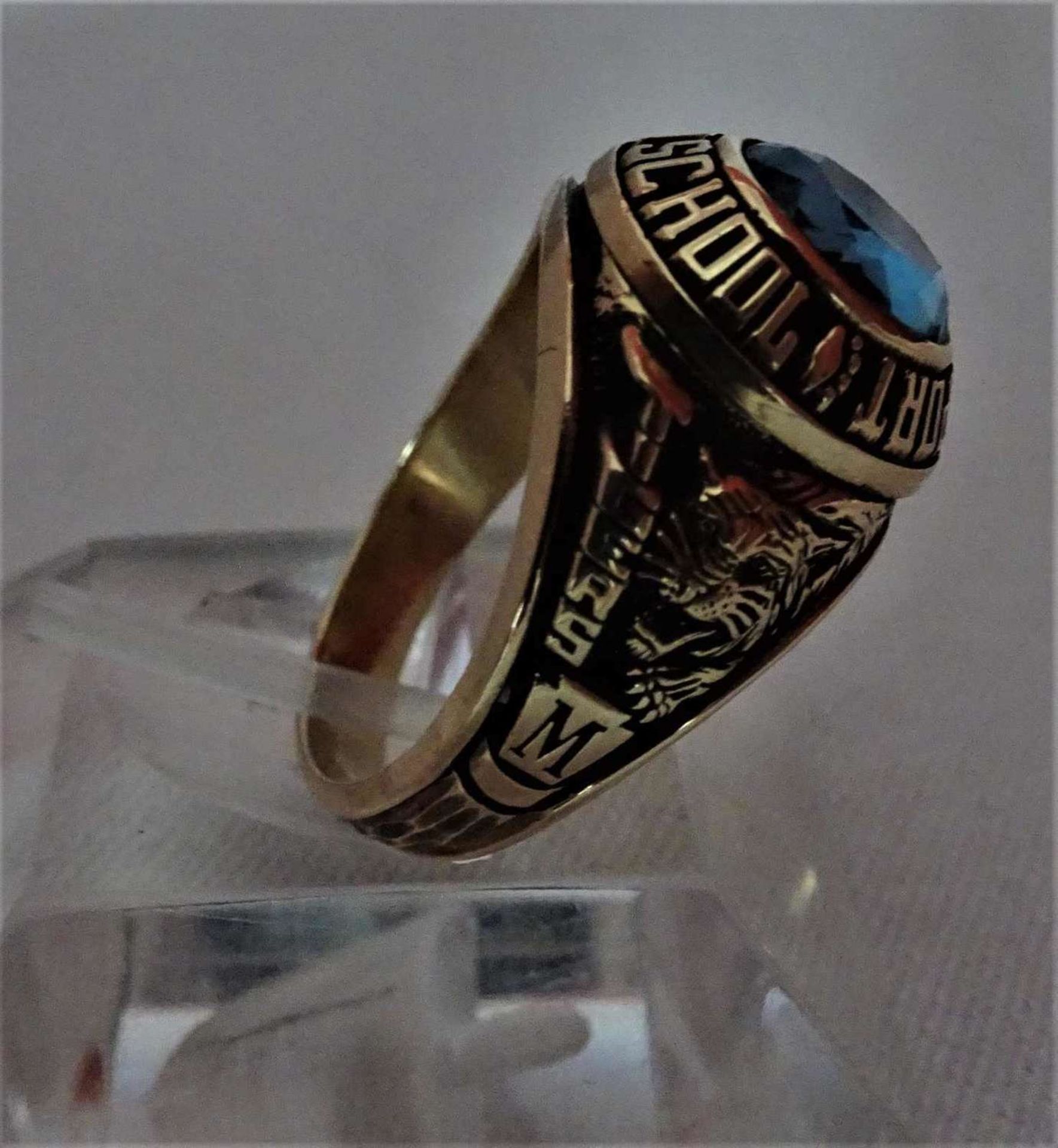 College Ring, 416er Gelbgold, besetzt mit blauem Glasstein. Ringgröße 54. Mit Innengravur. Gewicht - Image 2 of 4