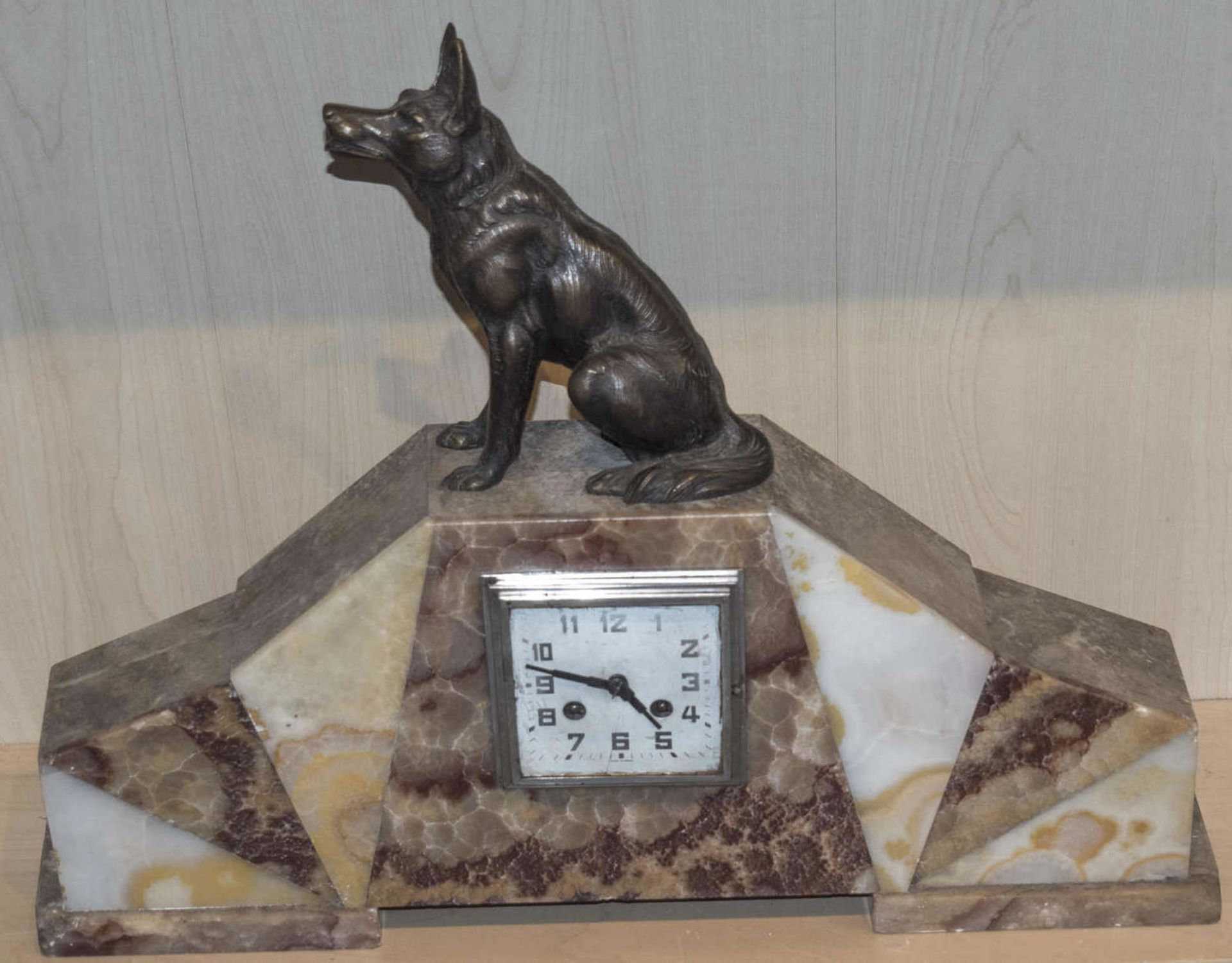 Art Deco Marmor Kaminuhr mit Messingfigur "Hund". Funktion nicht geprüft.Art Deco marble chimney