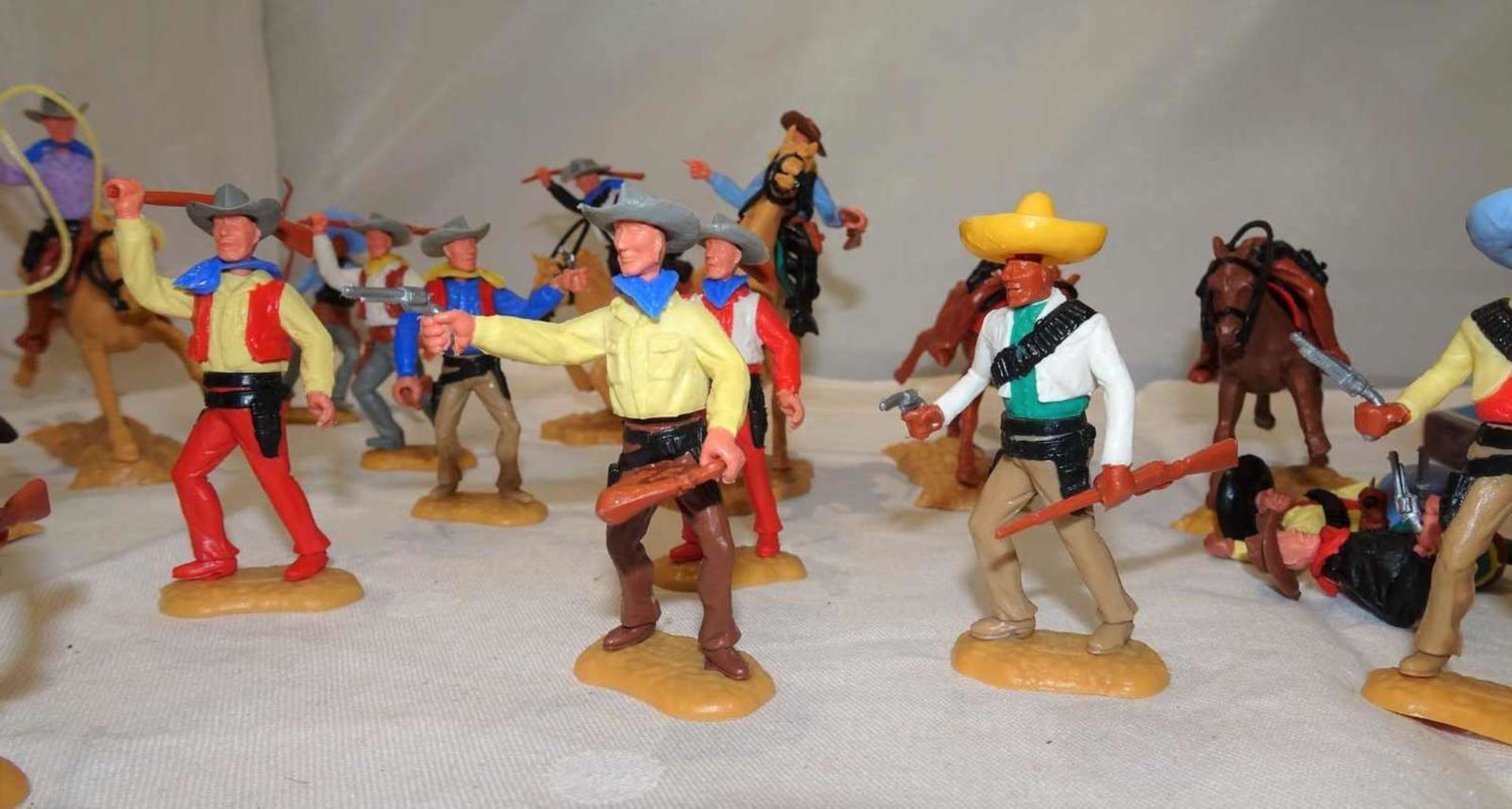 Lot Cowboys & Mexikaner , meist gemarkt mit Timpo Toys. 70er Jahre. 4Figuren abgebrochen.Lot of - Bild 2 aus 2