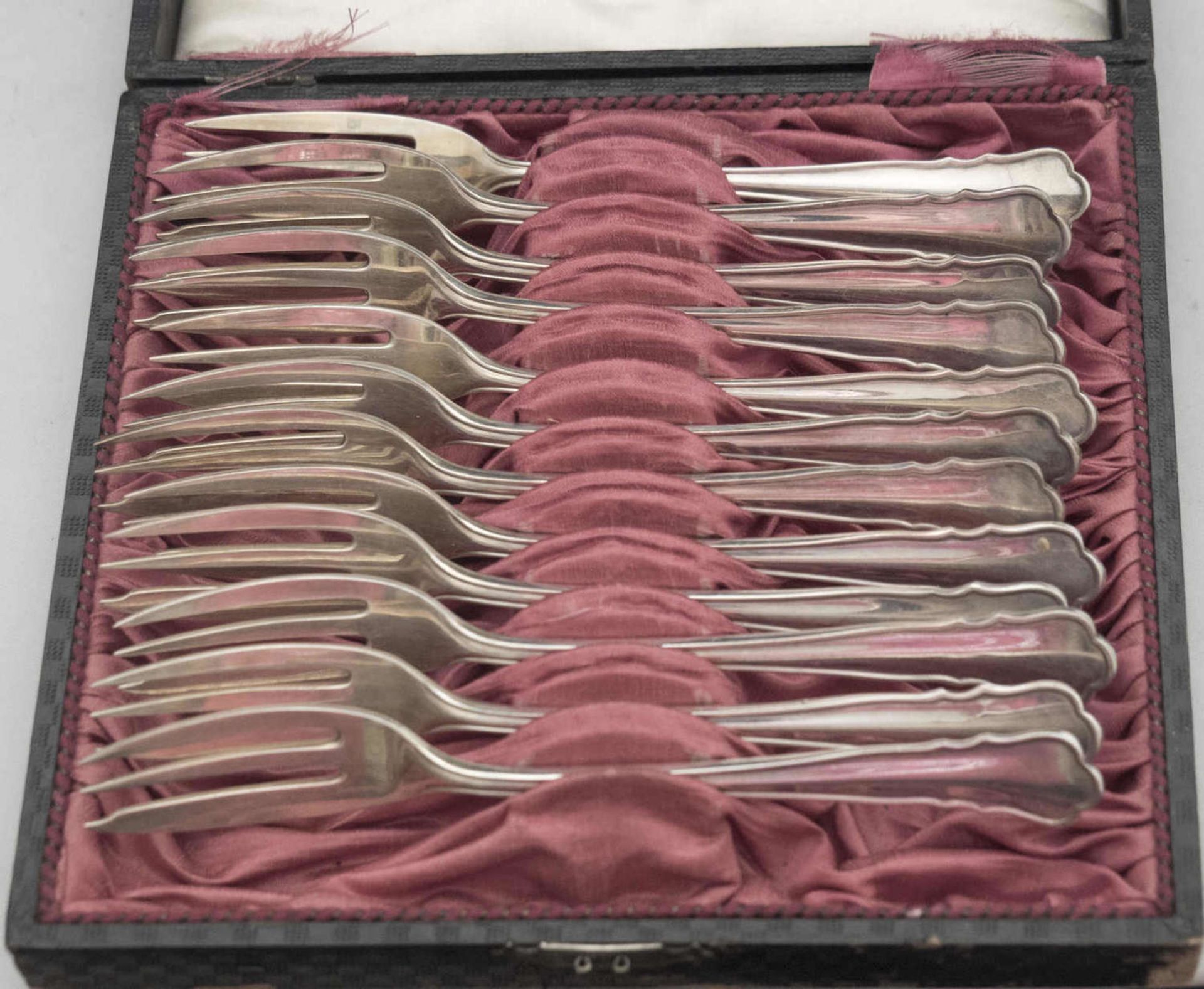 12 Kuchengabeln, 800er Silber gepunzt. Im Originalkasten. Gewicht ca. 348 gr12 cake forks, 800