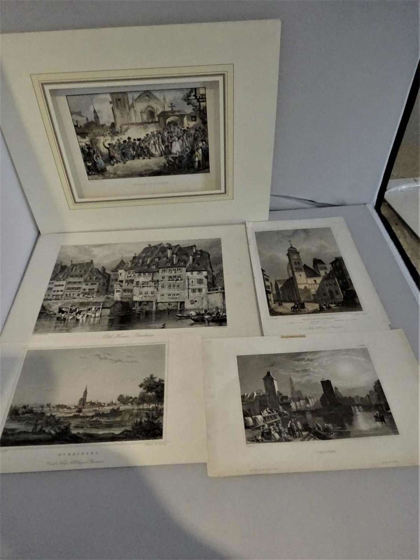 9 St. Grafiken unter anderem Straßburg, Mont St. Michele, teilweise coloriert und 1 Broschüre von