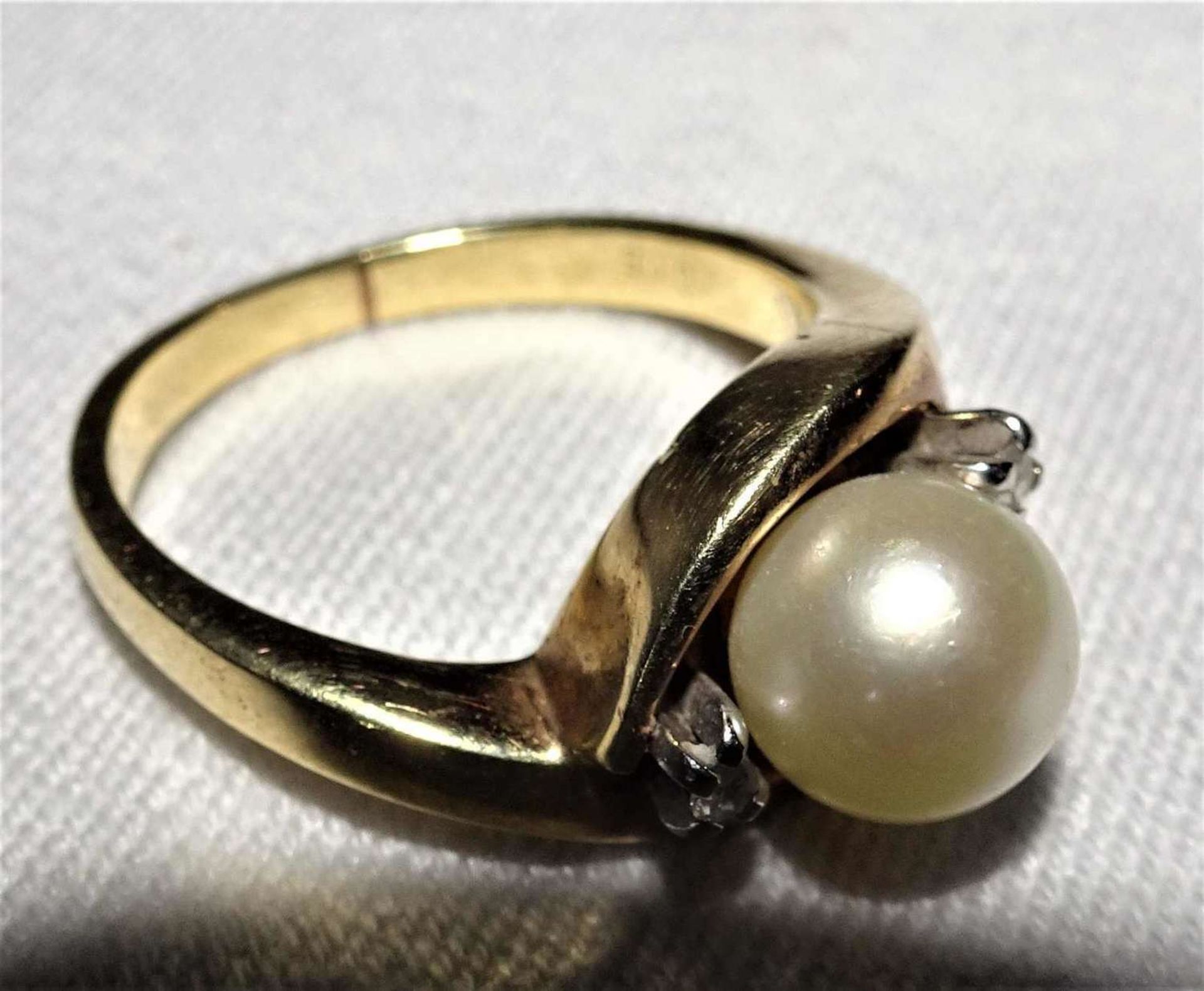 Damenring, 585er Gelbgold, besetzt mit 1 Perle und 2 kleine Diamanten, ca. 0,05 ct. Gewicht ca. 5, - Image 3 of 3