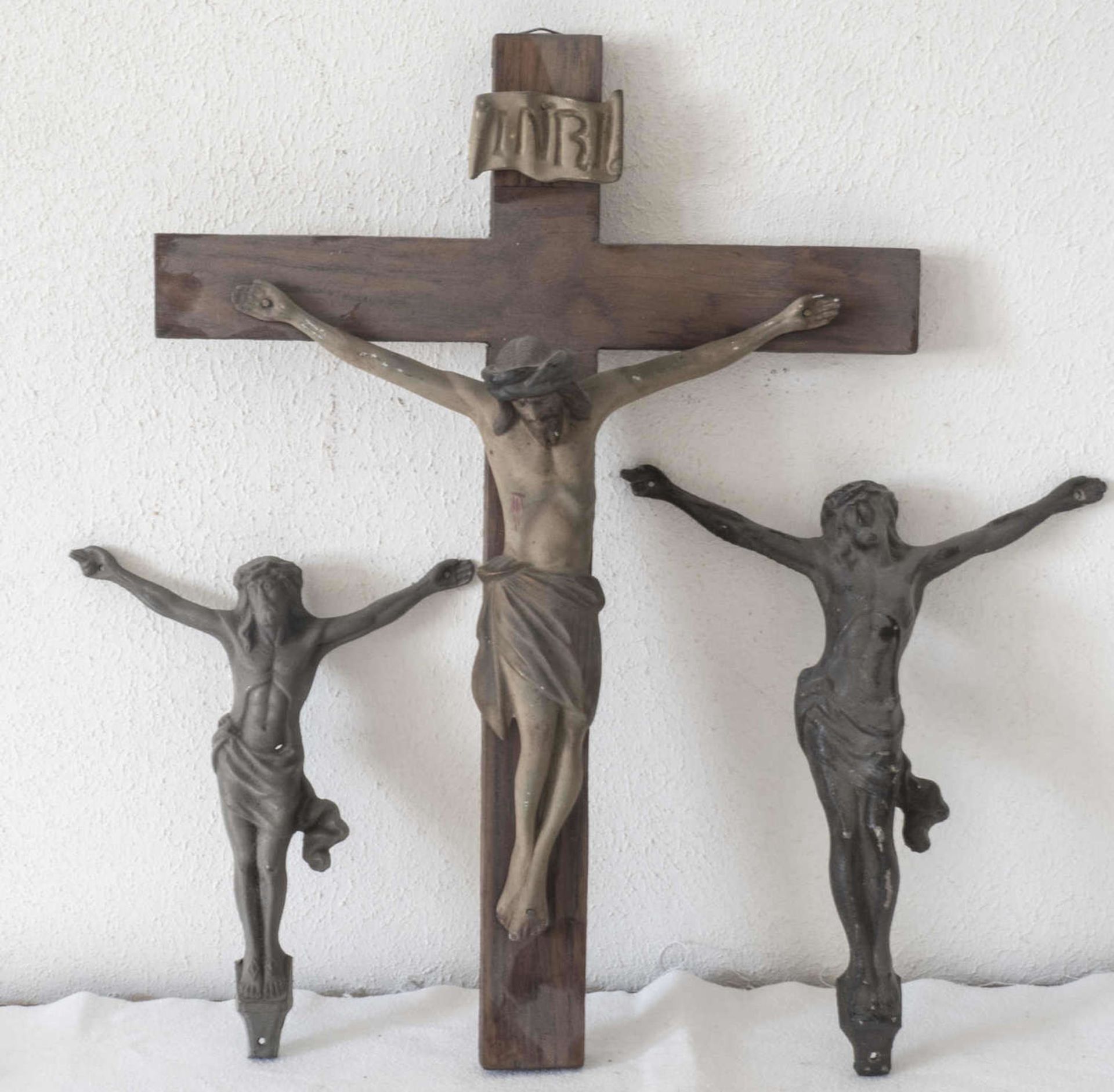 Holzkreuz, INRI, Jesuskörper Keramik, Höhe: ca. 38 cm. Dazu zwei alte Jesuskörper aus Metall.