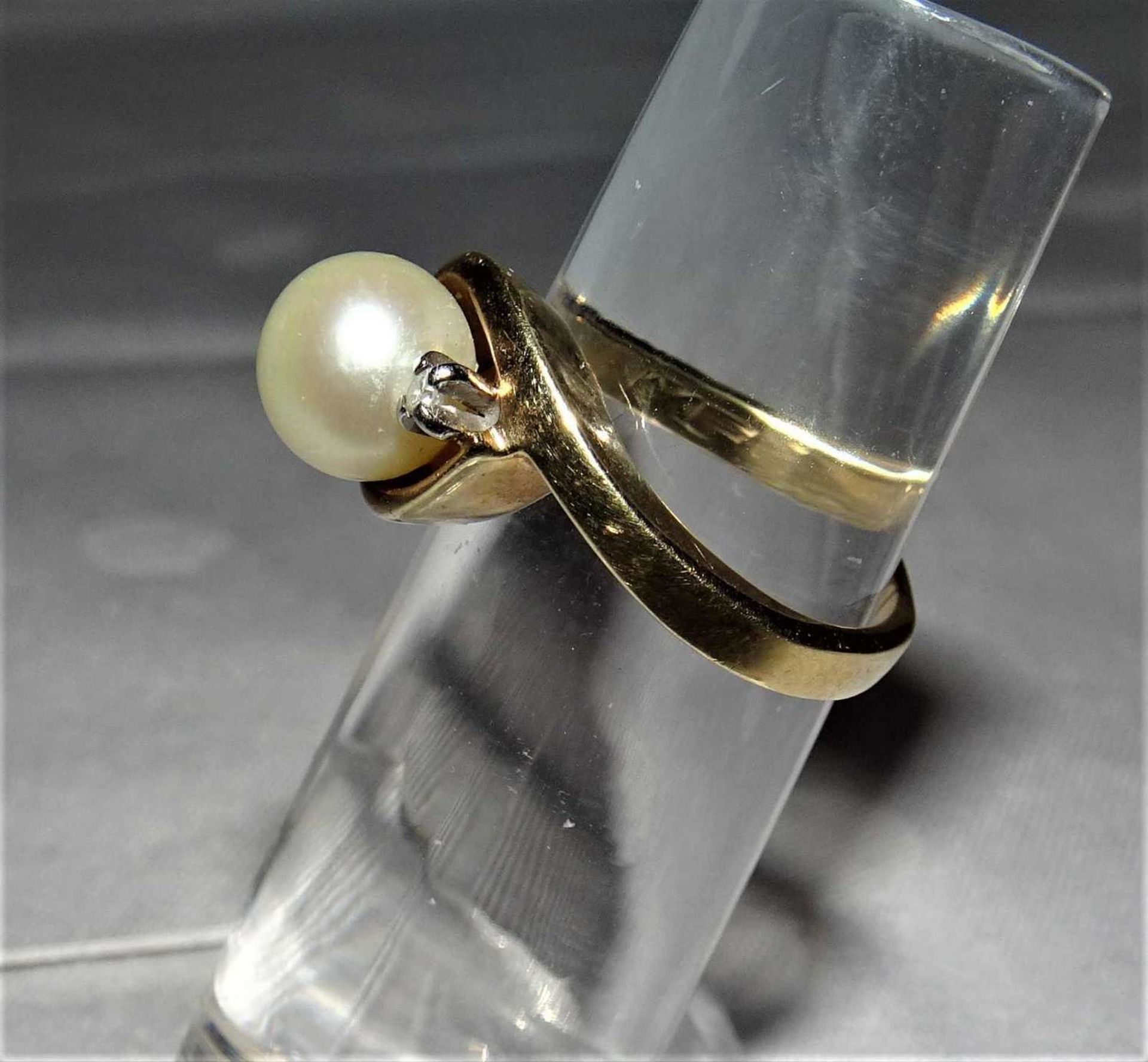 Damenring, 585er Gelbgold, besetzt mit 1 Perle und 2 kleine Diamanten, ca. 0,05 ct. Gewicht ca. 5, - Image 2 of 3