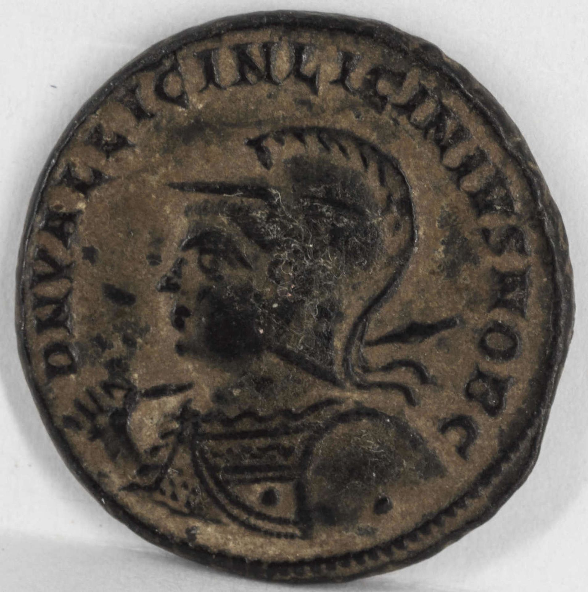 Römisches Reich, 2 Follis "Licinius II. (317 - 324)" AV: Büste nach links mit Helm, Lanze über